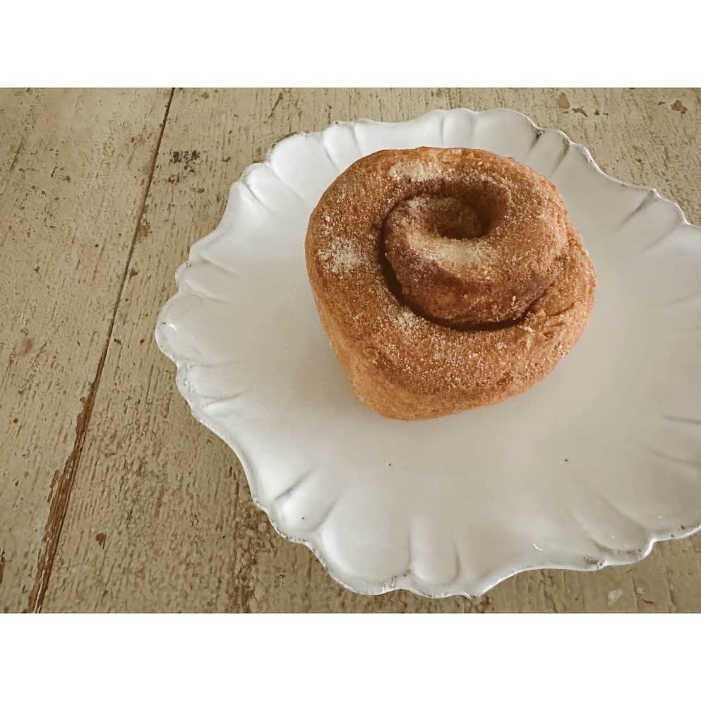 ハミルのインスタグラム：「. . 【　おいしい週末　】  連載の取材もあり、中延のみよし屋さんへ. 編集者でもあり、みよし屋主人の 阿部タイチさんにインタビュー  @tacoshop_miyoshiya  @abetaichi   連載本編の内容はまた本が出てたからて..  みよし屋さんで週にBob Foudationのミツさんが作る シナロンロールが週に数回のみ出されるタイミングで、 焼き立てを買えた.  @m_bobfoundation   こりがめちゃくちゃめちゃくちゃ、 めちゃくちゃにおいしかった！びっくりした！！！！  次回も焼き立て狙いでみよし屋にいきたい！！！ 友達にお裾分けしたのを大後悔したくらいにおいしかった..  Bobのひろみちゃんに聞いたら、 仕込むのに3日かかるらしい..  みよし屋に行って、このシナモンロールあったら、 絶対食べてほしい！！！  と！絶対食べてほしい毎年のこの季節の風物詩的に、 北海道の豊浦、無農薬の苺、佐藤いちご店さんの苺.  @sato.strawberry.shop_h  @sato.strawberry.shop_k   無農薬の苺ってすっごく難しくなかなか出会えない.  出会えた時は気持ちが上がるくらい。  納屋を改装した喫茶室の隣に彼らが一年かけて 土を作ってきた畑があり、 そこでこの2ヶ月間？1ヶ月半？くらいのみ 採れる無農薬の苺.  この苺に出会ってから、 これ以上のおいしい苺に出会ったことがない.  奇跡の林檎の木村さんのを食べた時も思ったけど、　 無農薬の果物って、本当に甘くて、あまくて！  そして、ちゃんと酸味もあるけど、嫌な酸味は全くなく、 シュワシュワっと勢いも感じ食べたあと、 数時間は舌の上に味やその感触残ってて、 またすぐ食べたくなる.  本当においしいものって時間かかるし、 その想いや手間を含めて命を頂き、 エネルギーいただけるとなると、 値段が安すぎると感じる事も多い.  作り手のこだわりと愛情を感じるおいしい週末. さて、また明日から撮影やら打合せ、出張の日々.  栄養入れて、昼寝する💤 押忍！  #みよし屋 #ミツさんのシナモンロール #無農薬の苺 #佐藤いちご店 #佐藤いちご喫茶室」