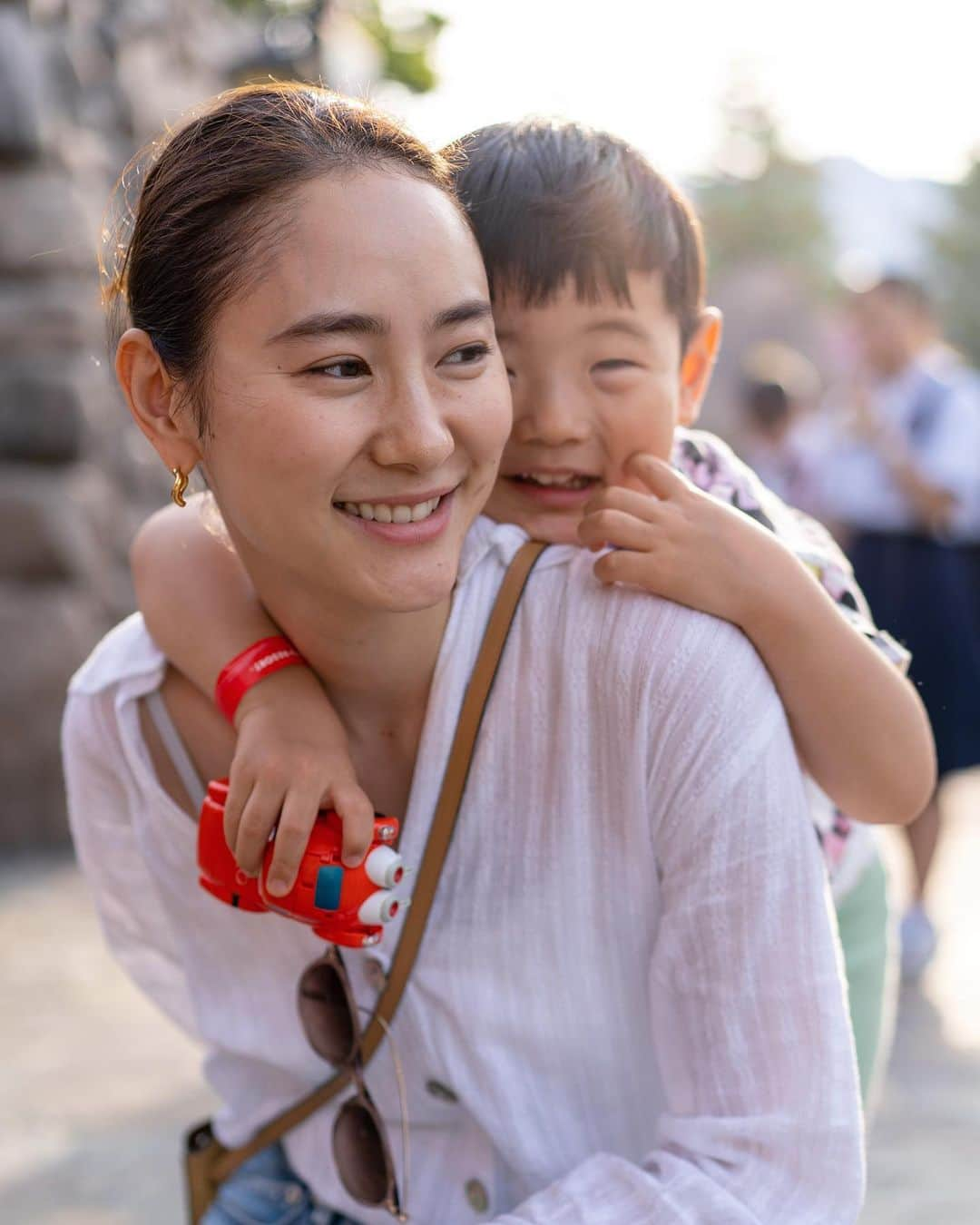 本多麻衣のインスタグラム：「My son turned 4 👦🏻🎉 We celebrated at Disneyland🏰 It is becoming an annual family tradition☺️ My daughter enjoyed her first time at Disneyland as well👶🏻  早いものでもう4歳…🥹はやいなぁ〜妊娠期から合わせたら約5年前から母にさせてもらっており、感慨深い😌 右も左もわからなかった新生児期も、電車のホームやコンビニ前で床に這いつくばってギャン泣きしてたイヤイヤ期も今となっては本当良き思い出☺️ 最近は可愛いねと言っても「ううん！カッコよくてつよいんだよ！」とか「👶🏻ちゃんを守るんだ！」とかどんどんお兄さん感が増していてそれもまた愛おしい🥰  赤ちゃん返りなのか、毎晩ご飯を食べさせてもらおうとするから、右手に離乳食、左手に息子のご飯と、正直手が2本あっても足りないなって思うけど、それもきっと良き思い出になるのかな☺️千手観音さまの様になりたいとこの時強く思う💭私も食べたい🤤  いつもたくさんの愛と笑顔な日々をありがとうね☺️✨元気にニコニコにまっすぐ育っていて隣で見ていて嬉しいよ😌これからも隣で見守らせてねー👦🏻🤲✨おめでとう🫶  #お誕生日ディズニー #毎年恒例になりつつある #4歳男の子 #disneyland #disneysea #tokyodisneyland #ベイマックス好き #baymax #お誕生日おめでとう #変顔が多めだね #私の遺伝子だわね」