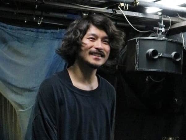 のインスタグラム：「・ 『少女都市からの呼び声』 ・ 日々稽古！！ ・ 素晴らしい作品ですので、是非ご覧になって頂きたいです！！ ・ お待ちしております！ ・ 写真は松田洋治さんが撮ってくださいました📸 ・  『少女都市からの呼び声』は、1994年に文化庁芸術祭賞を受賞し、その後フランス・アビニョン演劇祭、韓国､カナダ､中国､台湾､アメリカで上演されました。 夢とロマンあふれる唐十郎の大傑作であり、新宿梁山泊が長年上演してきた名作です。 本作にこだわり続ける金守珍が演出､さらに風間杜夫×六平直政×大鶴義丹を迎え､花園神社にてテント初上演でお届け致します。   本作品はその後、7月シアターコクーンプロダクション2023として新宿東急歌舞伎町タワー・ミラノ座でのオープニングシリーズ公演、10月ザ・スズナリでの新宿梁山泊若衆公演と続きます。  新宿梁山泊第74回公演 テント版「少女都市からの呼び声」  作：唐十郎　演出：金守珍　  ●会場 新宿・花園神社境内特設紫テント ●日程 2023 年 6月 11日（日）～6月 26日（月）　 毎夜19:30開演 ※15日、22日は休演日  ●チケット 一般指定席:  前売5,000円  当日5,500円 茂自由席:  前売:3,500円  当日4,000円 U25（栈敷自由席限定）前売・当日2500円  ●キャスト  風間杜夫 六平直政 水嶋カンナ 金守珍 大鶴義丹 松田洋治 藤田佳昭 奥山ばらば 宮澤寿 山口拳生 柴野航輝 佐藤水香 若林美保 紅日毬子 染谷知里 諸治蘭 本間美彩 河西茉祐 山田のぞみ 芳田遥 荒澤守 松本薫  ●スタッフ 照明：宮崎絵美子＋ライズ　美術：大塚聡＋百ハ竜　劇中歌作曲：小室等 / 大貫誉　音響：大貫誉　振付：大川妙子　殺陣：佐藤正行　衣装：ASUKA 舞台監督：広島光　宣伝画：東逸子　宣伝デザイン：福田真一 　票券：style office　製作・主催：一般社団法人新宿梁山泊   ●協力 唐十郎 / ライズ / USC / 大塚聡アトリエ / エスイーシステム / JSK / エスエープランニング / オフィスカザマ / ケイダッシュ ㈲アクトレインクラブ / PROJECT BARABBAS / メイクアップディメンションズ / 虚飾集団廻天百眼 SHIN ENTERTAINMENT / ㈱太田プロダクション / なかないで、毒きのこちゃん / 武人会 / 矢内有紗  公演詳細はこちら http://s-ryozanpaku.com/ ・ ・ #新宿梁山泊　#テント芝居 #東急歌舞伎町タワー  #ミラノ座  #芝居　#アングラ #唐十郎」
