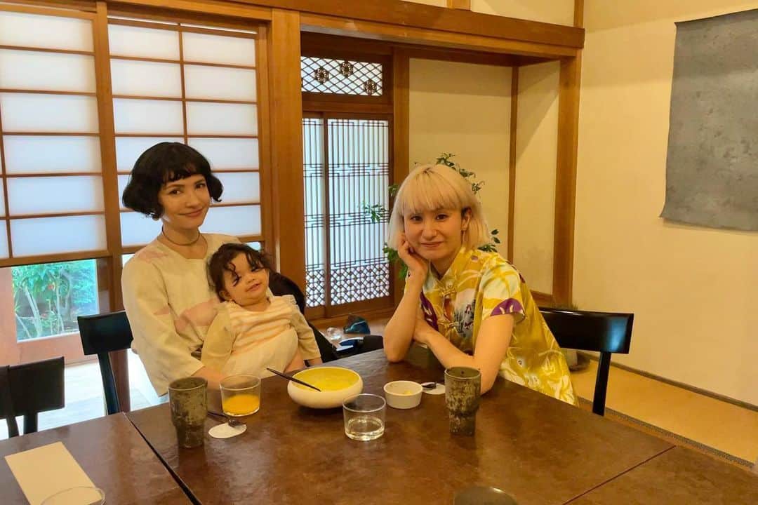 ノーマさんのインスタグラム写真 - (ノーマInstagram)「鎌倉でまたお気に入りの場所が増えました🐈‍⬛芸術的な装いの旬菜、そして美味しすぎる発酵の力に心身潤う時間🫶🏻 お家みたいに、ゆったりさせて頂けたお部屋も心地良すぎて娘さん大興奮でした🦖🤍🙇‍♀️みんな優しかったぁ。早くまた行きたいな。  Thank you 🤍  @marco149  @enso_osaji   Photo 1〜8 by @marco149   今年はまるちゃんとの5回目の水中撮影、実現するかなぁ🌏🐠🐬💙🌈わくわく妄想中♩  #kamakura #enso」5月21日 11時57分 - noma77777