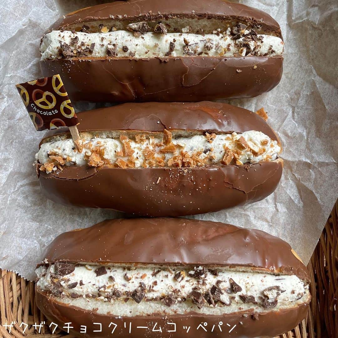 アルペンザルツ公式Instagramのインスタグラム：「レシピあり 「ザクザクチョコクリームコッペパン」の作り方 * アルペンザルツを使用したチロルチョコが新登場！ 発売に伴い、アレンジレシピをご紹介していきます♡ * 今回のレシピは、 @rietty1211 さんに作ってもらいました！ * ∴♔∴∴♔∴∴♔∴∴♔∴∴♔∴∴♔∴∴♔∴∴♔∴∴♔∴∴♔∴ 気軽にフォローして下さいね❤︎ いいねやコメントも励みになります！ 公式アカウント⇰〖 @alpensalz_jp 〗 ∴♔∴∴♔∴∴♔∴∴♔∴∴♔∴∴♔∴∴♔∴∴♔∴∴♔∴∴♔∴ * [りえさんからのワンポイント] チロルチョコを入れる分、クリームの砂糖は控えめにしています。仕上げに刻んだチロルチョコをトッピングすることで、ザクザク食感が楽しめますよ！ * ぜひ参考に作ってみてくださいね！ * * 【ソルティプレッツェル発売記念プレゼントキャンペーン実施中！】  プレッツェルのガリガリ食感と甘じょっぱさがクセになる！ アルペンザルツを使用したチロルチョコ『ソルティプレッツェル〈袋〉』が発売されます。 発売記念として、ソルティプレッツェルとアルペンザルツのセットが当たるプレゼントキャンペーンがスタートしました！ドイツで定番のプレッツェルとアルペンザルツの高相性でおいしいこと間違いなし！見かけたらぜひ手に取ってみてくださいね！  ●応募方法 ①　@alpensalz_jp 、@tirolchoco_official のアカウントをフォロー この投稿にいいね！  ●応募期間 2023年5月21日（日）23:59まで  ●プレゼント賞品 ソルティプレッツェル〈袋〉5袋 アルペンザルツ 250g 1本 ハーブ入りアルペンザルツ 1本 5名様  ●当選発表 賞品の発送をもって発表と代えさせていただきます。  ●注意事項 ・賞品の発送は日本国内に限らせていただきます。 ・お一人様1回までのご応募となります。 ・お届けする商品は変更になる場合があります。 ・選定や決定に関するご質問にはお答えできかねます。 ・本キャンペーンはInstagramが支援、承認、運営、関与するものではありません。 * * ∴♔∴∴♔∴ Ⓡ Ⓔ Ⓒ Ⓘ Ⓟ Ⓔ ∴♔∴∴♔∴ * （作りやすい分量） コッペパン（小さめ）…5個 コーティングチョコ…50g 生クリーム…100cc グラニュー糖…4g チロルチョコソルティプレッツェル…5〜6個 * 【作り方】 ①コッペパンに溶かしたコーティングチョコをつける。 * ②生クリームにグラニュー糖を入れて泡立てる。刻んだチロルチョコを入れて混ぜる。（トッピング用に少し残しておく。） * ③刻みチョコ入り生クリームを絞り袋に入れて、先端をカットする。 * ④コーティングチョコが固まったら切り込みを入れて、刻みチョコ入りクリームを絞る。 * ⑤刻んだチロルチョコをトッピングする。 * #岩塩 #アルペンザルツ #チロルチョコ  #ソルティプレッツェル #ドイツ #塩 #塩チョコ #お菓子 #チョコレート  * #今日のごはん #手作りごはん #簡単レシピ  #レシピ  #簡単レシピ  #おうちごはん #手作り料理  #料理好きな人と繋がりたい #塩レシピ #パフェ #クリームパン #スイーツ」