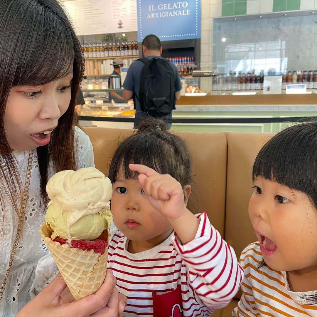 のインスタグラム：「美味しそうにジェラート食べてたから、こっそりピザ買ってきたらこうなりました😔  #子育てあるある #さよなら僕のピザ #ぽる  @eatalychicago」
