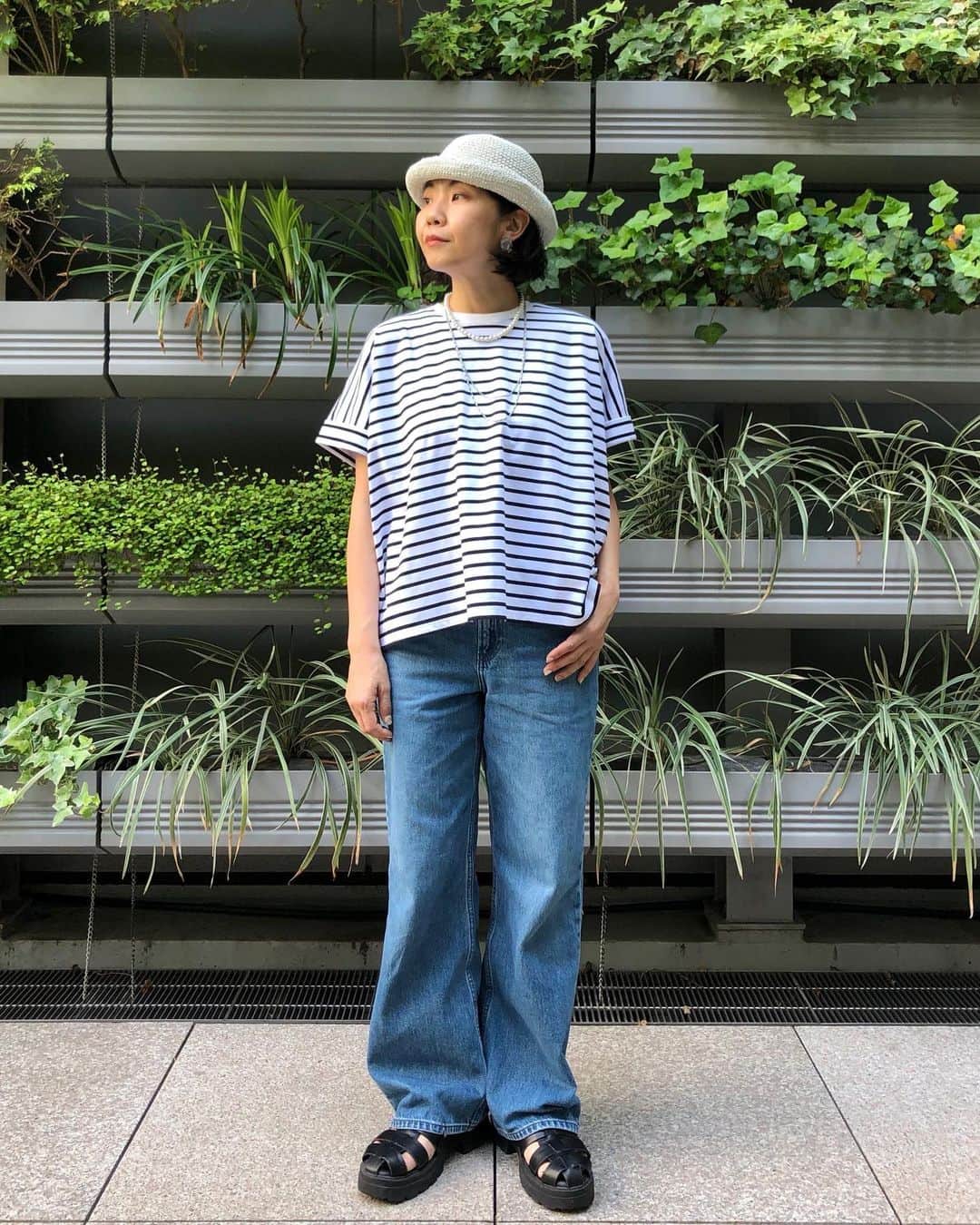 ユニクロ 銀座店さんのインスタグラム写真 - (ユニクロ 銀座店Instagram)「秋冬大人気だったバギージーンズが、春夏はローライズに！   ローウエストですっきりとしたシルエットへ変化✨  柔らかなコットン100％素材もオススメポイント♪  ぜひ店頭でお試しくださいませ☺️   着用アイテム写真1/2枚目 #クロシェハット #リブボートネックノースリーブt #メッシュショートカーディガン #ローライズバギージーンズ   着用アイテム写真3/4枚目 #コットンオーバーサイズボーダーt #ローライズバギージーンズ   #ユニクロ#uniqlo#ユニクロ新作#新作ボトムス#ジーンズ #デニム#uniqlojeans #jeans#バギージーンズ#ローライズバギージーンズ#きれいめカジュアル#uniqloginza #ユニクロ銀座#ginza #銀座 #ユニクロ購入品#パンツコーデ#春夏コーデ#シンプルコーデ」5月21日 12時00分 - uniqlo_ginza