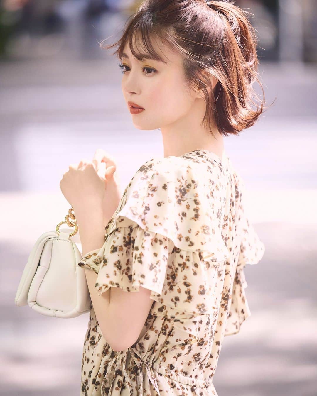 NATURAL BEAUTY BASICのインスタグラム：「Petit size collection Feat.Miori Ichikawa  市川美織さんが纏う 150cm前後の小柄さんに向けた、Petit Sizeアイテムをお届け。 夏支度に欠かせないドラマチックなワンピース中心に、 ぱっと華やいでスタイルアップも叶えてくれる 優秀なブラウスにスカート…  NBBでは小柄さんにもぴったりな新作たちを 取り揃えておりますので、ぜひチェックしてみてください✨  ■ミニフラワーフリルスリーブワンピース ¥12,980 tax in size:S/M/PS color:クロベース/オフベース #0173140559  ニュアンス感のある小花柄が涼しげなロングワンピース。 ダブルフリルをあしらったふんわりスリーブや、 ウエスト位置を高めに設計した フィット＆フレアシルエットがスタイルアップ効果を存分に発揮。 ウエストリボンを少し絞って着こなすことで、 プチサイズさんでもすらっと脚長に♡  ----------------------------  5/25(thu)21:30～Insta Live  モデルを務めていただいた 市川美織さんをスペシャルゲストにお迎えして インスタライブを配信予定✨  ご着用頂いたPetit sizeのアイテムを中心にご紹介予定です♪ ぜひご視聴くださいませ♡  #市川美織 さん #小柄女子 #小柄コーデ #低身長女子 #低身長コーデ #sサイズコーデ #150cmコーデ #under150cm #under155cm  #ワンピース #花柄ワンピース #フリルワンピース #お出かけコーデ #オフィスコーデ #オフィスカジュアル #通勤コーデ #大人可愛い #カラーコーデ #着回しコーデ #きれいめカジュアル #ベーシックコーデ #ベーシック #ナチュラルコーデ #トレンドスタイル #シンプルコーデ #ナチュラルビューティーベーシック #naturalbeautybasic」