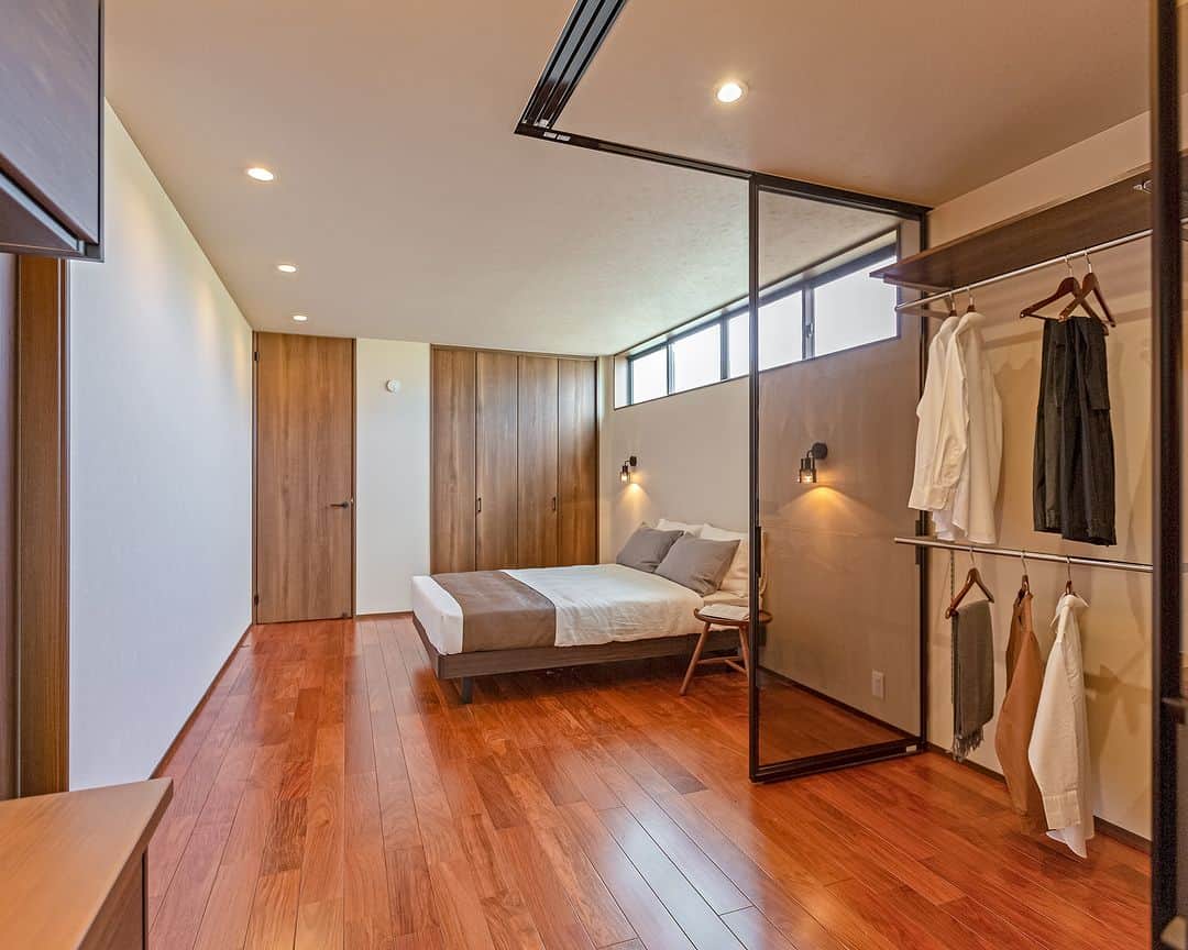 OKOCHI STYLE(香川県) さんのインスタグラム写真 - (OKOCHI STYLE(香川県) Instagram)「広々とした開放的な寝室  ーーーーーーーーー  香川県で木の家を建てる大河内工務店。 HPでは、施工事例を多数ご紹介しています。 家づくりをお考えの方は【フォトギャラリー】をご覧ください。  ーーーーーーーーー プロフィールからHPへ→ @okochi.komuten ーーーーーーーーー  街角リゾート木きん堂倶楽部のインスタもご覧ください(カフェ&ギャラリー情報)🌟  ーーーーーーーーー @mokkindo.cafe ーーーーーーーーー  #新築 #新築一戸建て #マイホーム #マイホーム計画 #インテリア #注文住宅 #かわいい家 #おしゃれな家 #かっこいい家 #家づくり #工務店だからつくれる家  #暮らしを楽しむ #大河内工務店 #自由設計 #木の家 #木の家づくり #自然素材の家 #香川イベント #香川の家 #香川県工務店 #寝室」5月21日 12時00分 - okochi.komuten