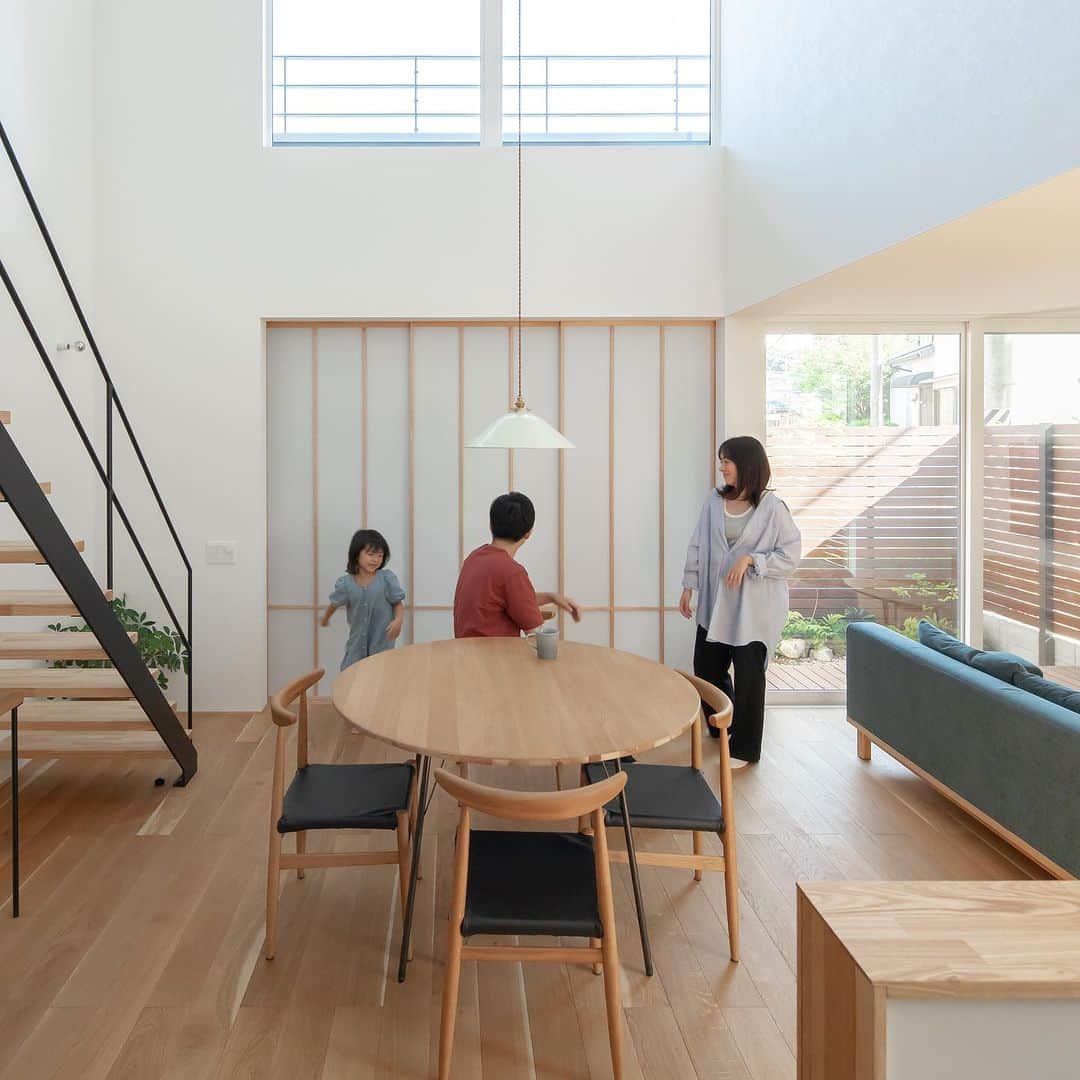ルポハウス一級建築士事務所さんのインスタグラム写真 - (ルポハウス一級建築士事務所Instagram)「・ ・ ・ ペンダントライトを最もきれいに見せることにこだわった吹き抜けダイニング。 ・ 木のトーンや色の数を絞り、造形的にもノイズになるものを抑えています。 ・ ・ ・ 𓐌𓐌𓐌𓐌𓐌𓐌𓐌𓐌𓐌𓐌𓐌𓐌𓐌𓐌𓐌𓐌𓐌𓐌  ルポハウスの施工事例はこちらまで☞ @reposhouse  𓐌𓐌𓐌𓐌𓐌𓐌𓐌𓐌𓐌𓐌𓐌𓐌𓐌𓐌𓐌𓐌𓐌𓐌 ルポハウス はちょっとかっこいい家 を"友人のために" という思いでつくっています。 一生に一度のマイホーム。 「あなたにしかできない」×「ルポハウスだからできる」で、 私たちだけの#家づくり を思いっきり楽しんでみませんか？！ ・ ・ ・ #住宅 #注文住宅 #新築 #新築一戸建て #家づくり計画 #ダイニング #ダイニングインテリア #吹き抜け #吹き抜けダイニング #吹き抜けリビング #階段 #階段インテリア #階段下スペース #スタディコーナー #pcコーナー #プレイリーホームズ #ドナオーク #kanademono #ダイニングチェア #アデペシュ #adepeche #ダイニングテーブル #ラウンドテーブル #ソウダイニングテーブル #フレイム #ホーローペンダント #flame照明」5月21日 12時00分 - reposhouse
