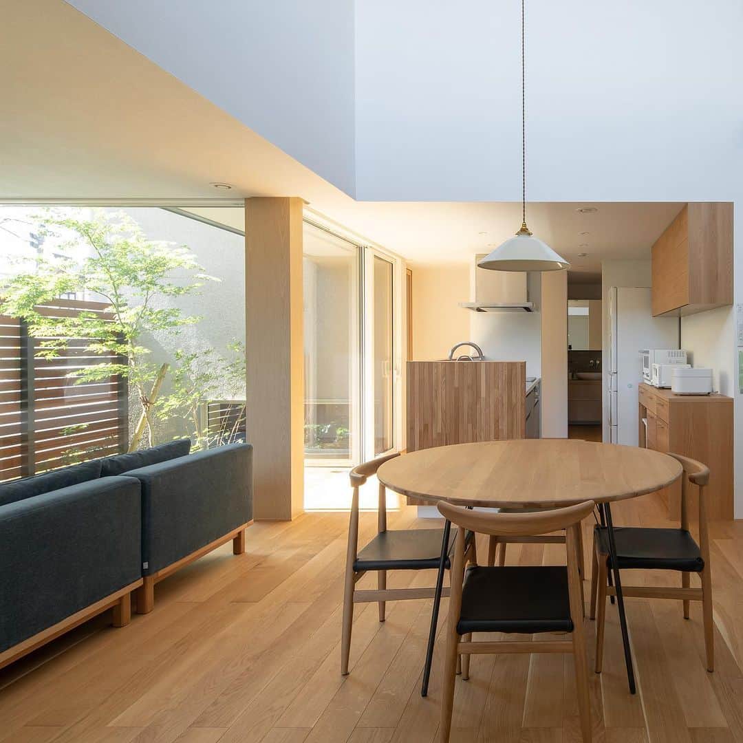ルポハウス一級建築士事務所さんのインスタグラム写真 - (ルポハウス一級建築士事務所Instagram)「・ ・ ・ ペンダントライトを最もきれいに見せることにこだわった吹き抜けダイニング。 ・ 木のトーンや色の数を絞り、造形的にもノイズになるものを抑えています。 ・ ・ ・ 𓐌𓐌𓐌𓐌𓐌𓐌𓐌𓐌𓐌𓐌𓐌𓐌𓐌𓐌𓐌𓐌𓐌𓐌  ルポハウスの施工事例はこちらまで☞ @reposhouse  𓐌𓐌𓐌𓐌𓐌𓐌𓐌𓐌𓐌𓐌𓐌𓐌𓐌𓐌𓐌𓐌𓐌𓐌 ルポハウス はちょっとかっこいい家 を"友人のために" という思いでつくっています。 一生に一度のマイホーム。 「あなたにしかできない」×「ルポハウスだからできる」で、 私たちだけの#家づくり を思いっきり楽しんでみませんか？！ ・ ・ ・ #住宅 #注文住宅 #新築 #新築一戸建て #家づくり計画 #ダイニング #ダイニングインテリア #吹き抜け #吹き抜けダイニング #吹き抜けリビング #階段 #階段インテリア #階段下スペース #スタディコーナー #pcコーナー #プレイリーホームズ #ドナオーク #kanademono #ダイニングチェア #アデペシュ #adepeche #ダイニングテーブル #ラウンドテーブル #ソウダイニングテーブル #フレイム #ホーローペンダント #flame照明」5月21日 12時00分 - reposhouse
