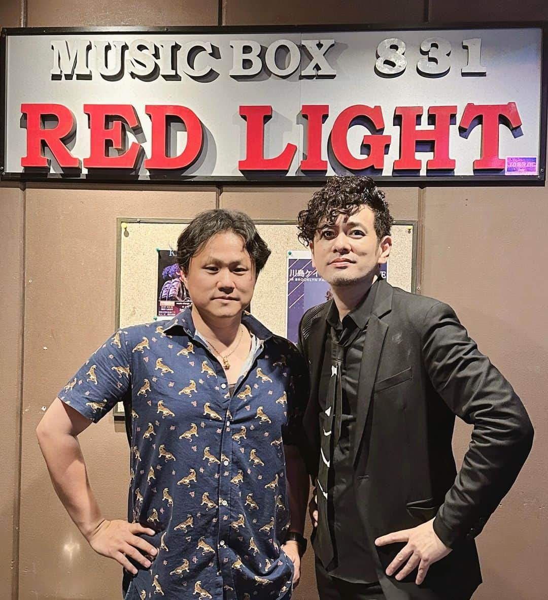 川島ケイジさんのインスタグラム写真 - (川島ケイジInstagram)「尼崎RED LIGHTにお越しいただき 本当にありがとうございました  おかげさまで昼夜とも満員御礼⭐︎  息のあった名倉くんの演奏！ みんなのスゴイ熱気！ そして久々にみんなと一緒に大きな声で歌うことができて幸せでした  尼崎は大学生時代に毎日通っていた場所だから そこでライブができるというのは 感慨深いモノがありました  当時は人前で歌う自信も勇気も無く 夢だけを追いかけて ひたすら一人部屋にこもり 歌を歌い、曲を作っていました  今、その時の自分に声をかけてあげたい  いずれ君の歌を聴いて喜んでくれる方たちが居るから大丈夫 自分を信じて頑張って、と  このような素晴らしい機会を設けてくれた国本さん、忠男さん そして、 会場に足を運んでくれたファンの皆さま、本当にありがとうございました！」5月21日 12時01分 - keijikaleidoscope