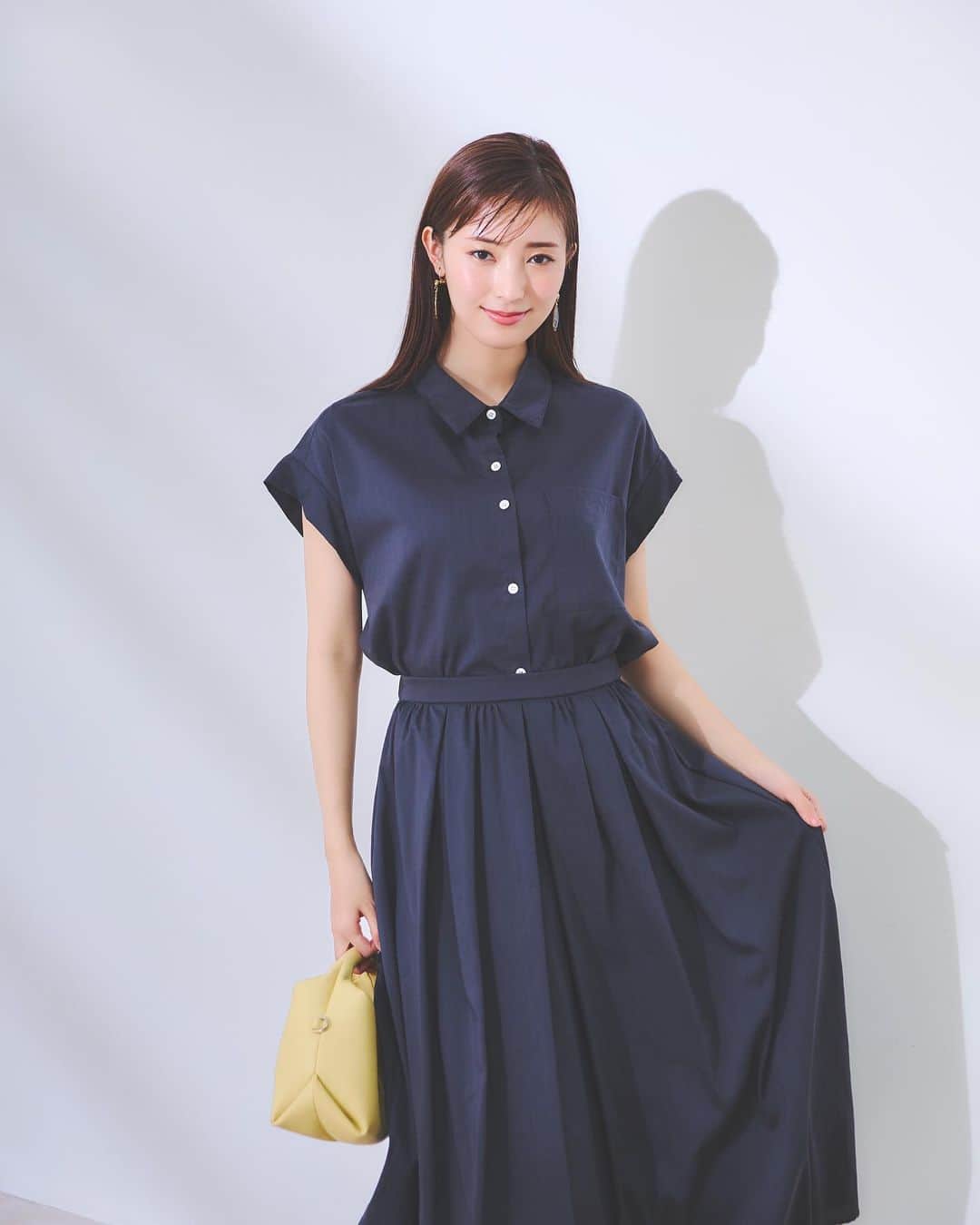 のインスタグラム：「おしゃれ"プラスα"の機能がうれしいStola.の名品コレクション Feat.宮本茉由 2通りの着方が楽しめるシャツ×スカートのセットアップ  麻混の上質素材で仕立てたシャツとフレアスカート。 ウエストINでワンピース風にしても、OUTでリラクシーに着てもサマになります。 洗練されたデザインで着回しを楽しんで。  #Stola.#ストラ #セットアップコーデ#シャツコーデ#着回しコーデ #Stola_2023ss #宮本茉由 さん @mayu_miyamoto_official」