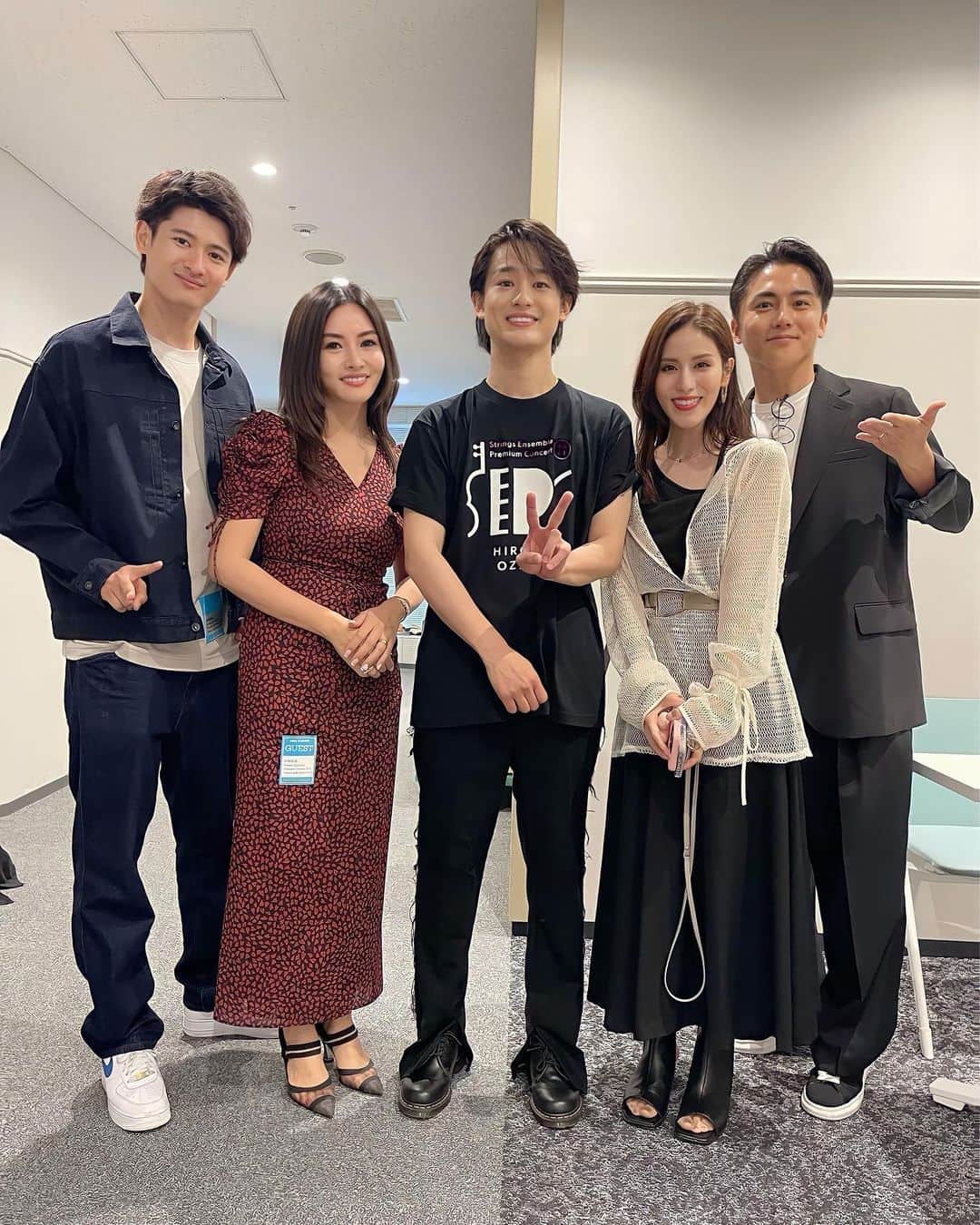 福王寺彩野のインスタグラム：「昨日は、夫婦で尾崎裕哉くんのLIVEに行かせていただきました！  一緒に行ったのはASKAさんの娘さんの宮崎薫ちゃんとお兄ちゃんの奏くん。 なんという豪華メンバー…✨✨私の人生でこんなことが起こるなんて🥹💘 小学生のときから尾崎とチャゲアスを聴いて支えられて生きてきた私。当時の私に伝えたら絶対信じないだろうな。w  そして昨日のLIVE、本当に素晴らしかった。 今回、初めてお父様である尾崎豊さんの曲を音源化されたそうなのですが、EPになっている"I LOVE YOU"や"OH MY LITTLE GIRL"以外にも"15の夜"や"卒業"、"僕が僕であるために"まで聴けて…😭💓もうただただ感無量でした。 魂が震えるような裕哉くんの歌声と、弦楽器の演奏がとてもマッチしていて聴き惚れました。 裕哉くんのオリジナル曲の"Lighter"も、前向きになれて大好きな曲なんです❣️😊 あり得ないくらい歌もギターも上手くて、才能もあって、、それでも、ここに来るまで色々な葛藤と努力があったんだろうと思うと、そのひとつひとつの表現に本当に感動します。 唯一無二の本物。裕哉くんにしか出来ないこと。 生まれてきてくれて、受け継いでくれてありがとう🙏✨✨  そしてなんと、来月6/17土曜日には同じこの浜離宮朝日ホールで薫ちゃんのLIVE‼️❤️‍🔥 私ももちろん行きます😆とっても楽しみ💕　　  昨日の帰りには奏くんのイケメンbabyくんと春花ちゃんにも会えて、本当に素敵な日になりました🌸  #尾崎裕哉 #尾崎豊 @hiroya.ozaki  #宮崎薫 @kaorumiyazaki_official」