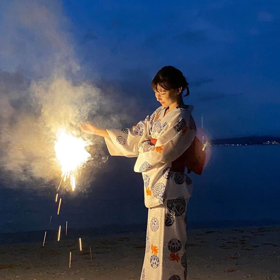 柚来しいなのインスタグラム：「最近暑くなってきて夏の訪れを感じます💭 今年の夏も花火したいな〜」