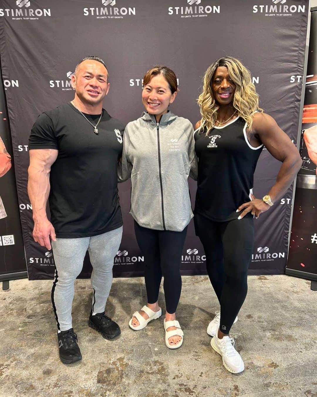 髙津奈々のインスタグラム：「💪🏽🔥❤️‍🔥🏋🏽‍♂️  @hideyamagishi さん @iriskyle さんとお会いできる機会がありました❤️‍🔥  #フィンスイミング のビデオも見て下さり、頑張ってねと、応援してくださいました🔥  お話しできて嬉しかったです！  Thank you for a great time🔥  I hope to see you in Las Vegas🇺🇸  #stimiron  #フィットネス #fitness #ボディビルダー #筋トレ #フィットネス女子 #フィンスイミング #日本代表 #トレーニング #トレーニング女子 #olympia  #ワークアウト」