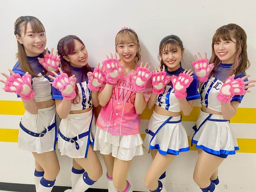 ブルーレジェンズさんのインスタグラム写真 - (ブルーレジェンズInstagram)「ハニーズの皆さんとハニーちゃんと📸💓 Girls teamで撮影♩  昨日は試合前やイニング間にダンスコラボさせていただいたり、たくさん交流してきました😊  私達は昨日の試合のみの出演ですが、本日もPayPayドームでホークス戦が行われます！🔥  引き続き、ライオンズへ熱い青炎を送っていきましょう✊🏻  #bluelegends #seibulions #埼玉西武ライオンズ」5月21日 12時10分 - bluelegends_lionsofficial