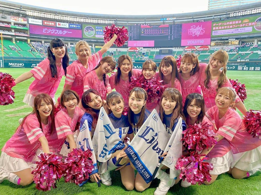 ブルーレジェンズさんのインスタグラム写真 - (ブルーレジェンズInstagram)「ハニーズの皆さんとハニーちゃんと📸💓 Girls teamで撮影♩  昨日は試合前やイニング間にダンスコラボさせていただいたり、たくさん交流してきました😊  私達は昨日の試合のみの出演ですが、本日もPayPayドームでホークス戦が行われます！🔥  引き続き、ライオンズへ熱い青炎を送っていきましょう✊🏻  #bluelegends #seibulions #埼玉西武ライオンズ」5月21日 12時10分 - bluelegends_lionsofficial