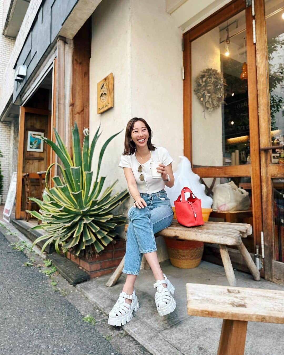 秋倉諒子のインスタグラム：「皆んなはどんな休日を過ごしてる？🌵 昨日は仕事終わりに不動産屋さん巡りして、 夫のお友達とみんなでゴルフショップへ行って、 やっちゃん焼き肉食べて、打ちっぱなし行って… 楽しい休日でした☺️♪  今日はゆっくりだからヴィンランドサガ観てるよ！ アンケート取ったら知らない人が90%以上居て びっくりした…🫢観てる人いる？面白いから見てみて😂笑  写真は大好きなヴィーガンのお店🤍🥒 ここのアボカドスムージー？アボカドジュースが大好き🥑 いつの間にか靴が変わってます👟🤭笑」