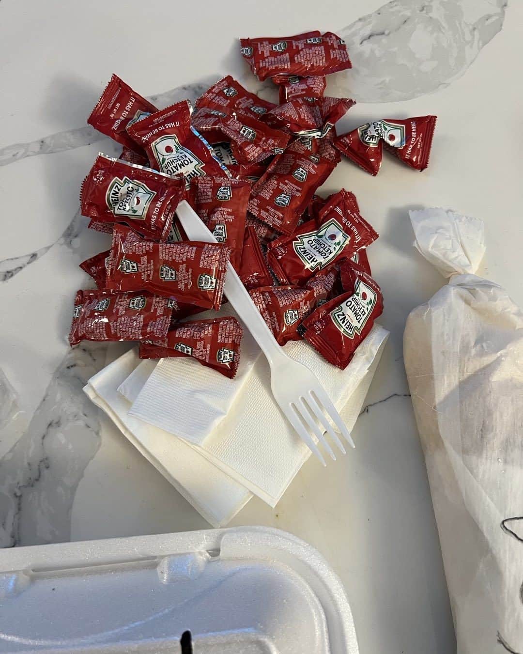 ジェイソン・アイザックスさんのインスタグラム写真 - (ジェイソン・アイザックスInstagram)「Everything that’s wrong with America in one delivery. I asked for some ketchup.」5月21日 12時20分 - therealjasonisaacs