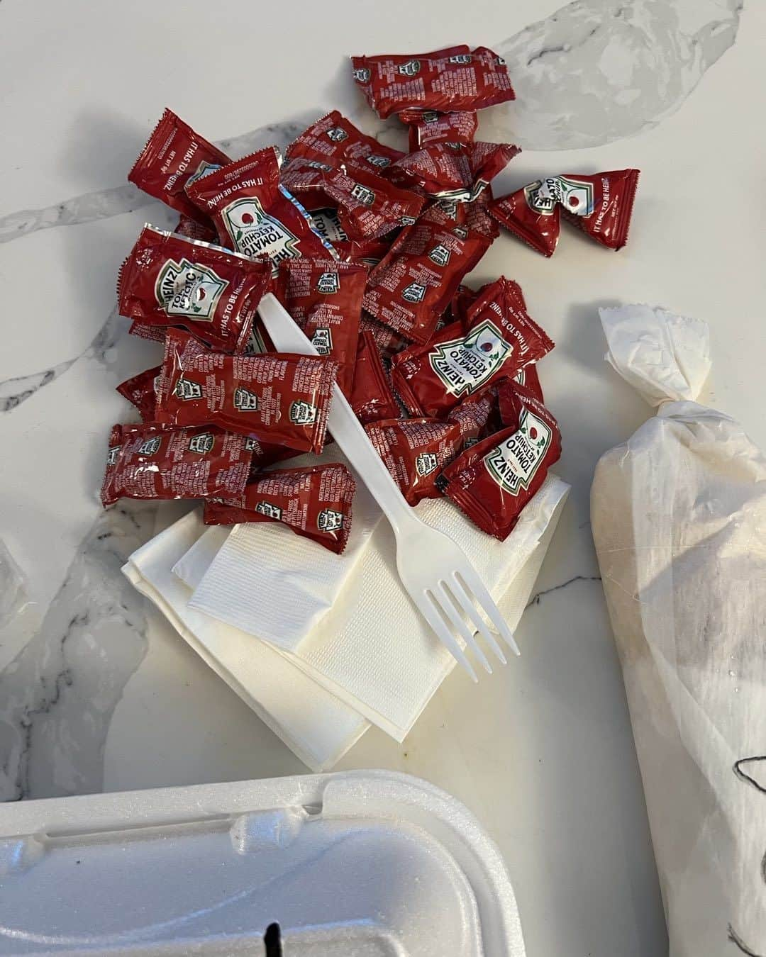 ジェイソン・アイザックスのインスタグラム：「Everything that’s wrong with America in one delivery. I asked for some ketchup.」