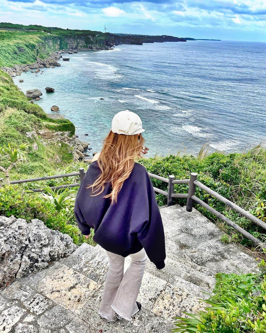 𝐂𝐎𝐂𝐎𝐍𝐀のインスタグラム：「美しい風景🌊🌳🪵  📍ムイガー断崖  眠い🥱 今日は、日曜日だけどお仕事。  私の小言 夜は、お肉？ステーキ？ 食べに行こって言われた笑 やだ〜www (心の声)  実は私、外食が好きじゃない😂 出来れば行きたくないな〜 お家でゆっくりしたいな〜 ☝️いつも通りの私ですw  友達と、たまに飲みに行くとかは もちろん嬉しいし好き♡  旅行も外食も 自分から、行こうと言ったこと 今まで、1度もない笑 みんな私が行きたくて行ってると 思ってたでしょ？ 違うんですよ笑 家でのんびりするのが好きなんです☺️ 行くからには楽しむけど♡  私の小さな夢 旅行もどこも行かない連休が欲しいw 1年に1回で良いから欲しい🥹 目が覚めるまで、寝ていたい💤  なぜ行くかと言うと そんなに沢山はいけなくても バレーに行くために、 日頃から、なるべく行きたいと 言われた場所に一緒に行く努力を してます😂 いっぱい感謝してるから できる限り私も付き合おうと✈️🍖🍣  下手すぎて上手くなりたい、 練習も試合も、もっと行きたい🏐 けど、そうも行かないから 行ける範囲で頑張ろう💪 (元々どんくさいからヤバいんです)  関係ない話、失礼しました🙏  #ムイガー断崖 #断崖絶壁 #美しい風景#美しい景色 #日本の絶景 #海のある風景 #青空フォト #beachphotography #skyphotography #海へ続く道 #宮古島 #譲り合い #タビジョ」