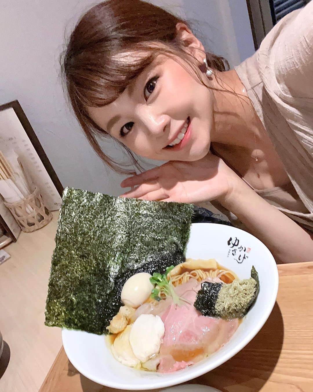 長谷川真美さんのインスタグラム写真 - (長谷川真美Instagram)「浅草で #ラーメン 🍜💓  雷門からすぐそこ！ @ramen_yukikage で 美味しいラーメン食べてきたよ😋  1番人気は「濃厚鶏POTAそば」 鶏出汁の一番搾り「鶏つけそば」 どれも美味しそうだったけど…  今回は「あっさり淡麗鶏そば」の 醤油をいただきました🍜  あっさりながらも 鶏の旨味をしっかり感じられる 綺麗で美味しいスープ✨  麺は中太の少し縮れ麺かな？ もちっとした食感の麺に スープが絡んで美味しい💓  低温調理の綺麗なチャーシューや つくねも美味しくって トッピングも贅沢！！！  トッピングに載せてあった とろろ昆布がスープに溶けて 昆布の旨みが広がって またさらに美味しかった💓  あっという間にペロリ😋  写真の10枚目載せた QRコードを店員さんに見せると 特典がもらえるよーーー👀  是非行った時はゲットして🍜💕  PR @ramen_yukikage #浅草ラーメン #浅草ランチ #浅草ディナー #台東区ラーメン #tokyoramen #台東区グルメ #ゆきかげ浅草本店 #浅草グルメ」5月21日 12時28分 - maami.hase