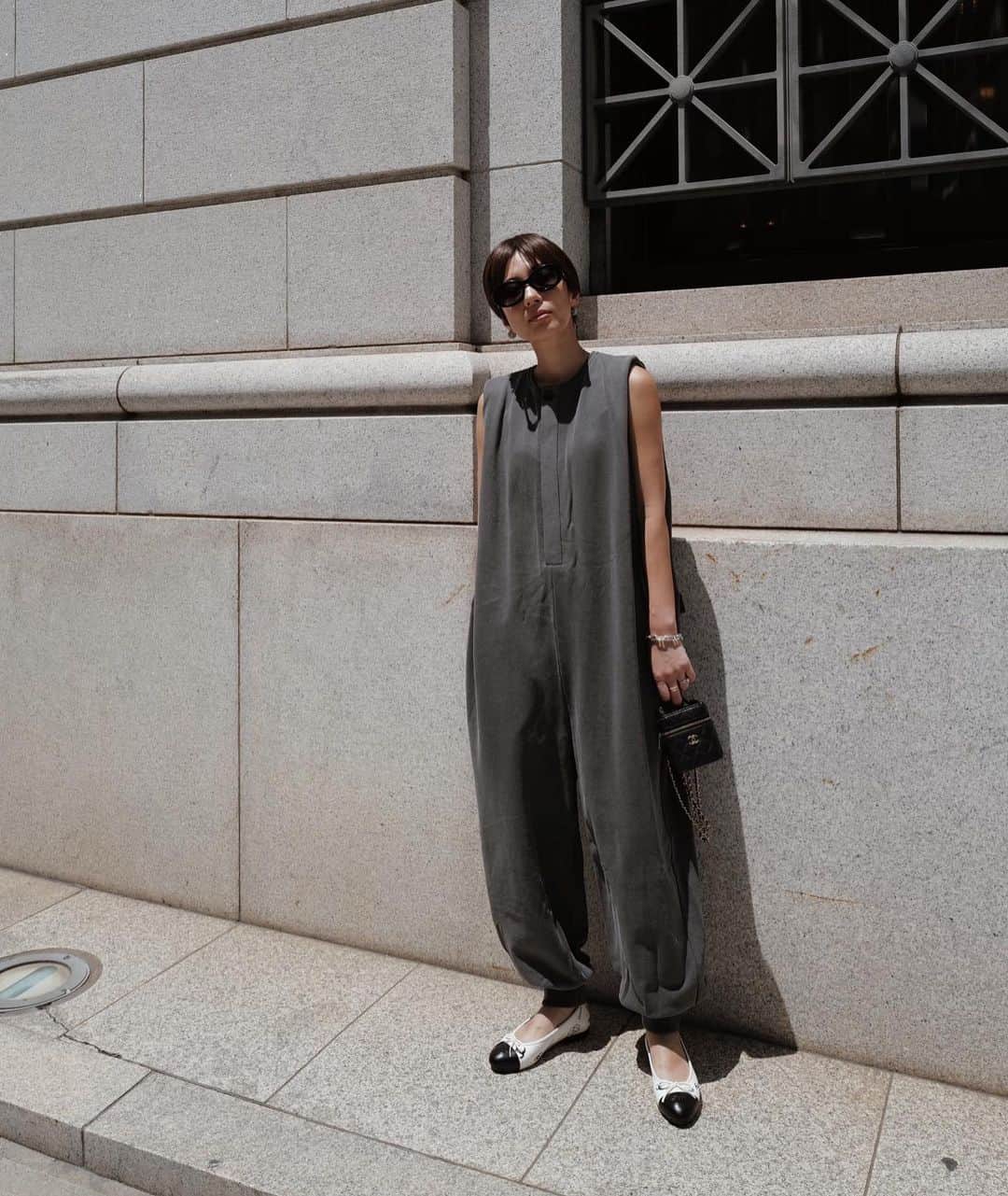 正中雅子のインスタグラム：「sweat all-in-one🤤🖤  大好物のall-in-oneが来週入荷します！  ゆるっと1枚でこなれた雰囲気になるアイテムで オーバーサイズめに作ったので 暑い日にも涼しくて快適だった🌿  二の腕も細く見える肩周りのデザインも優秀なのです🫶  5.24 wed 12:00 in stock!  #MACHATT #masaco服」