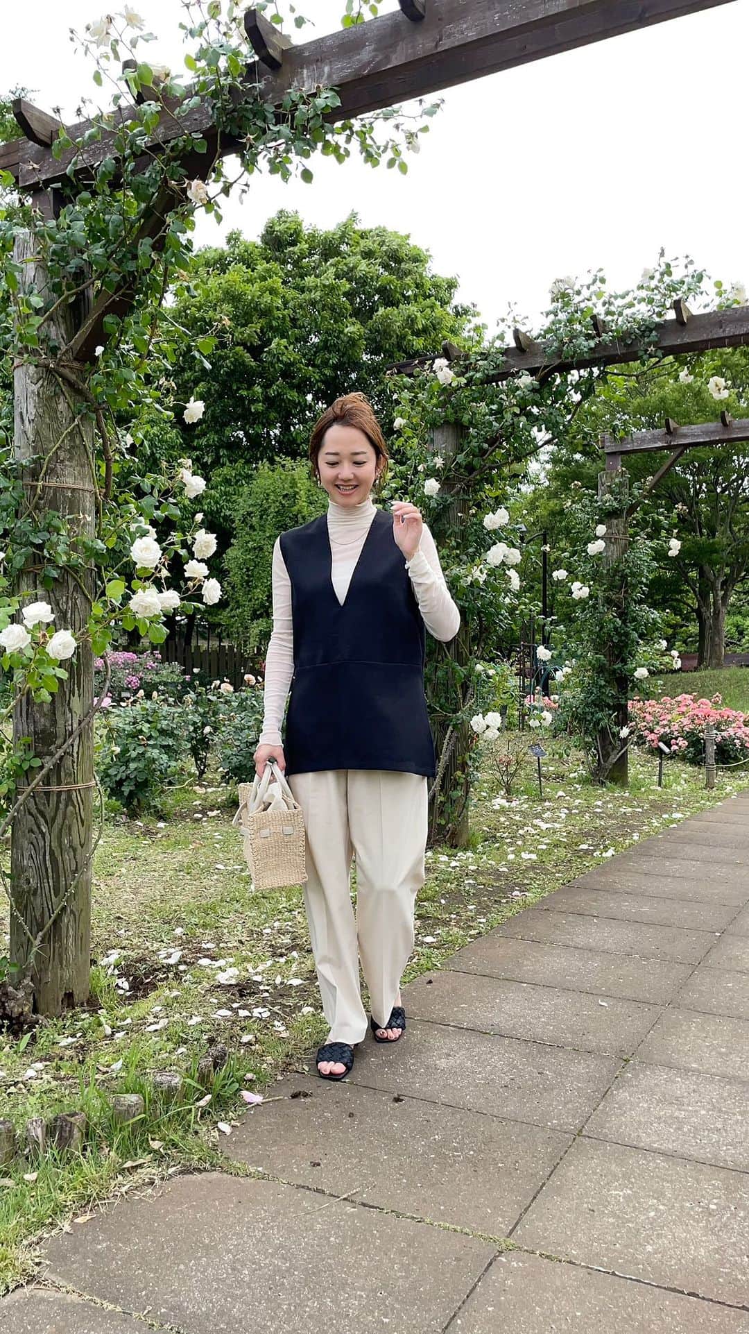 hanadako_gardenのインスタグラム：「昨日は薔薇を見に行ってきました🌹 色んな種類がすごくきれいだったぁ♡  コーデはシアーにベスト合わせ。 最初シアー無しで着たら寒かったのでインしましたw Ｔシャツインしてもいいし、黒のベストはめちゃくちゃ使える✨  タックワイドパンツは２タックのやつ！ 新しい１タックの方のナチュラルが欲しいなぁ〜  vest ▷ @bonjoursagan  pants ▷ @uniqlo_jp #タックワイドパンツ bag ▷ @sea_japan  sandals ▷ @hm   #bonjoursagan#uniqlo#ユニクロ#handm#きれいめコーデ#モノトーンコーデ#プチプラコーデ#30代コーデ#30代ファッション#骨格ナチュラル#ブルベ夏」
