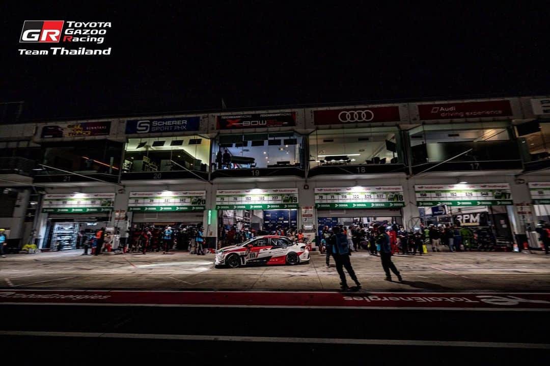 Toyota team thailandさんのインスタグラム写真 - (Toyota team thailandInstagram)「🌑INTO THE NIGHT🌑 🚗🇹🇭ผ่านพ้นไปแล้วกว่า 13 ชั่วโมง กับค่ำคืนที่มืดมิด และอันตราย ท้องฟ้าเริ่มสว่างขึ้น กลับหมองจางๆ ในเส้นทางระหว่างหุบเขา และการแข่งขันก็ยังดำเนินต่อไป ส่งกำลังใจให้ TGRTT กลับอีกกว่า 10 ชั่วโมงที่เหลืออยู่อะไรก็สามารถเกิดขึ้นได้ #120 อันดับ 1 #119 อันดับ 2 Live Streaming: https://www.youtube.com/watch?v=-QamjyNCypg Nürburgring สนามแข่งขันในตำนานตั้งอยู่ที่เมืองนูร์เบอร์ก ประเทศเยอรมนี ที่นักแข่งและทีมแข่งรถยนต์ทั่วโลกอยากจะไปสัมผัสประสบการณ์ความท้าทาย ความหฤโหดและอันตรายเป็นอันดับต้นๆ ของโลก กับความยาวสนามกว่า 25 กม. 73 โค้ง  กับการครบรอบ 10 ปี ของทีมกับการเดินทางไปลงแข่งขันในสนาม Nürburgring สร้างผลงานและชื่อเสียงมากมายให้กับประเทศ ยกระดับวงการมอเตอร์สปอร์ตไทยให้เป็นที่รู้จักในระดับโลก」5月21日 12時49分 - toyotagazooracingteamthailand