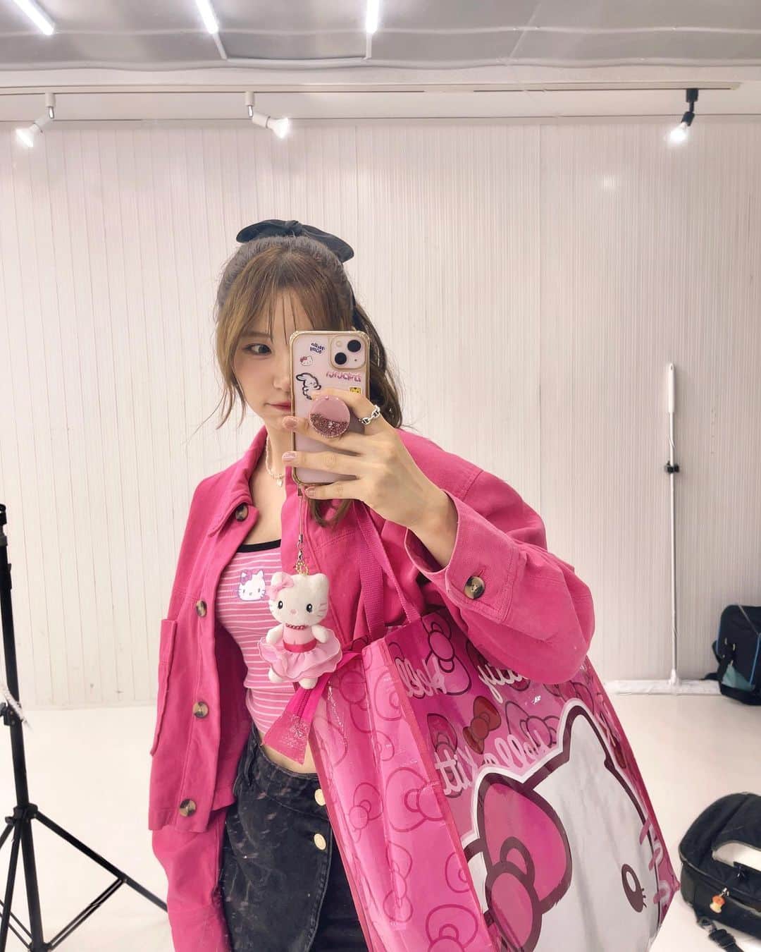 AKARIのインスタグラム：「撮影しに行った日〜💞 本当は違う衣装持ってったんだけど ラフに着てった服のほうがロックじゃない！？となって ジャケットだけ脱いでそのまま演奏しました🎸（笑）」