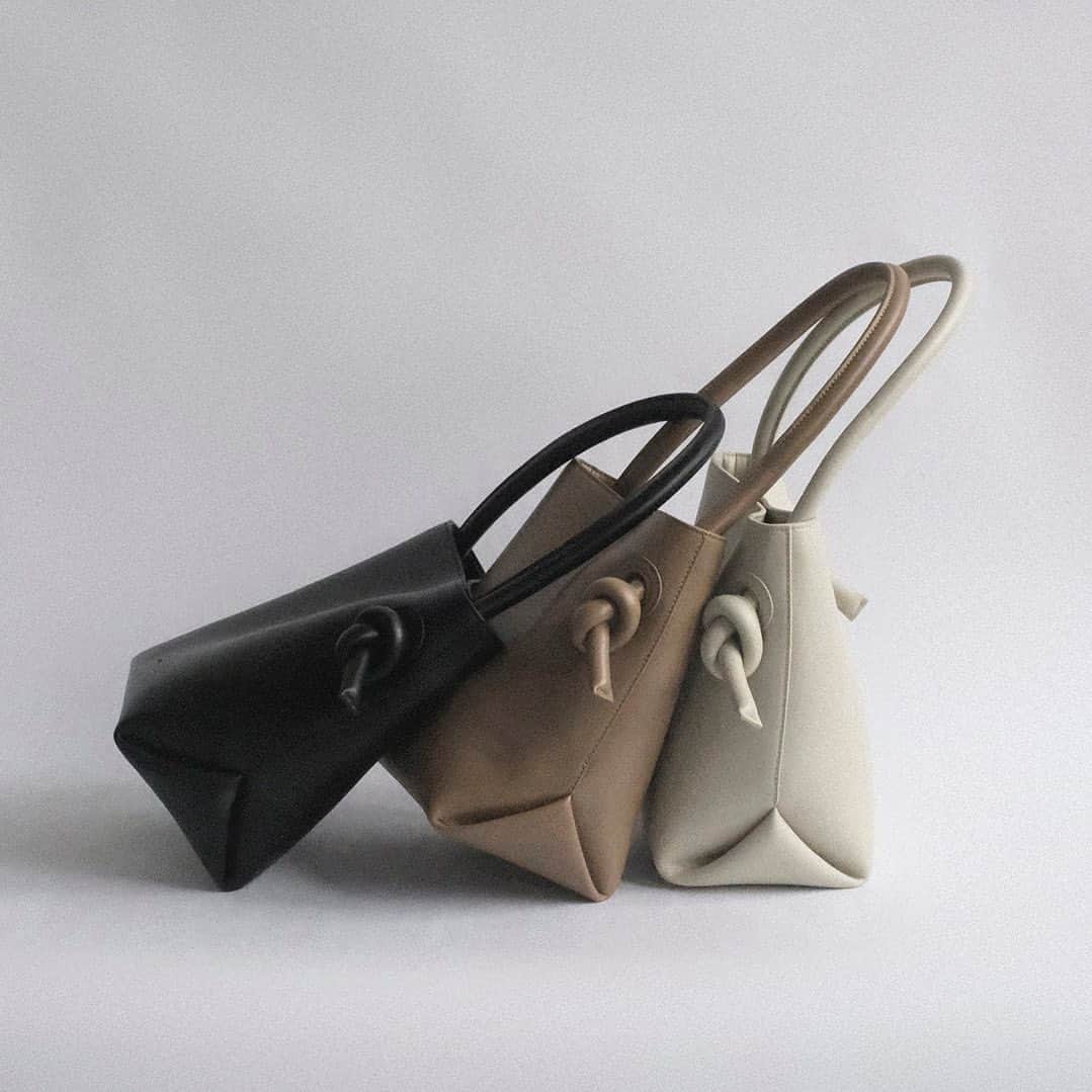 のインスタグラム：「シンプルだけれど、VASICのシグネチャーであるノットが洒脱な印象を与えるPatti Mini。ハンドルはストッパー付きで、肩かけスタイルでもストレスなくお使いいただけます。マイクロファイバースウェードとの一枚仕立てなので軽く、マグネットの開閉も簡単。週末のお出かけにぴったりのアイテムです。  #vasic #ヴァジック #vasicbond  #bag #leather #handbag #leatherbag #shoulderbag #citymini #pattimini #pf23 #newcollection #newitem #vasicjapan #vasicnews #バッグ #レザー #革  #ショルダーバッグ  #ハンドバッグ #ミニバッグ #レザーバッグ #ヴァジックジャパン」