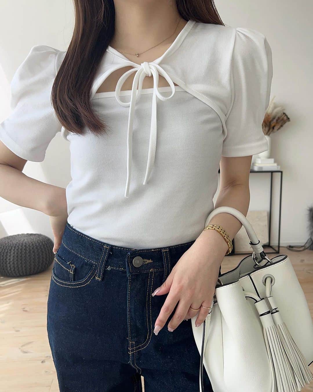 DHOLIC SNAPのインスタグラム：「＼hot item 🔍🤍／  🏷️ センターリボンTシャツ・t286042   1枚で可愛いくインパクトのあるTシャツ🌸 パフスリーブで横や後ろからのシルエットも可愛い。 リボンはほどけるのでお好みの位置で結べます！  お値段も可愛いのでぜひショッピングタグよりご確認ください✔︎」