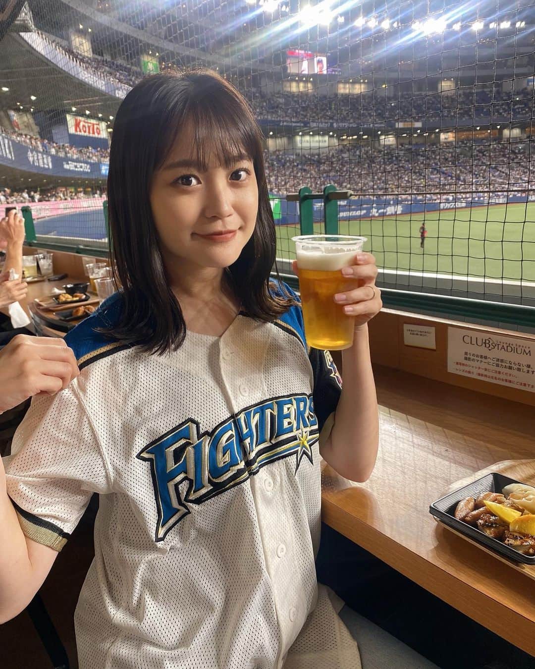福見真紀のインスタグラム：「今シーズン初のファイターズ応援⚾️🍺 ビュッフェと飲み放題付きの席で 最高に楽しかった〜！！☺️  そして日ハム4連勝👏 このままの勢いで今年は3位以内に入ってほしいな🥺  #日ハム #ファイターズ」