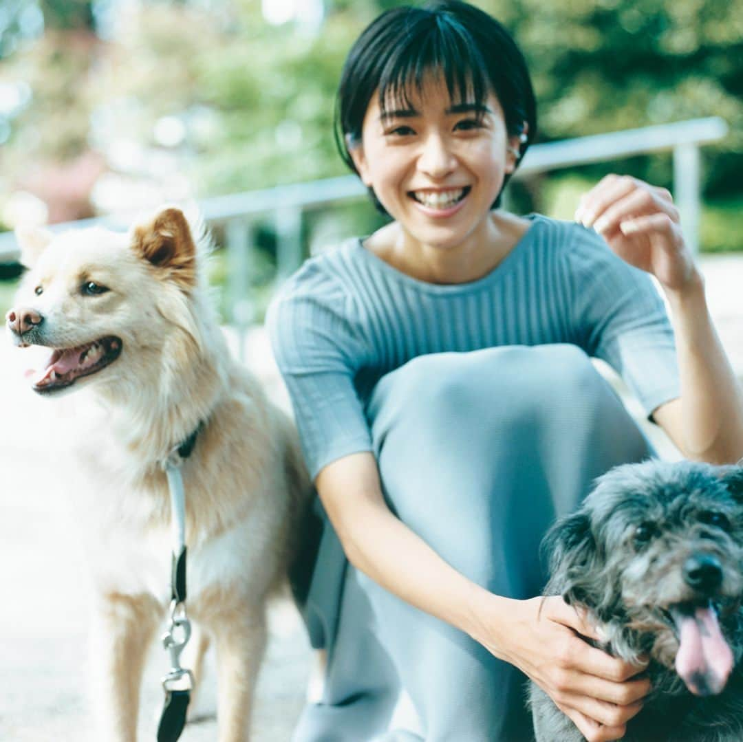 フィガロジャポンさんのインスタグラム写真 - (フィガロジャポンInstagram)「黒島結菜が語った、犬と暮らして見つけた幸せなこと。 沖縄の保護施設から迎え入れた2匹の犬、コハダとシャディ。「この子たちは私の原動力で、すべてのモチベーション。苦労を忘れるほど、2匹がくれる目一杯の“大好きだよー！”の気持ちに癒やされています」と溢れんばかりの幸福感と共に語った。  黒島結菜の詳しいインタビュー内容は、フィガロジャポン7月号をチェック。  黒島結菜 @yuinakuroshima 1997年、沖縄県生まれ。映画『カツベン！』（2019年）で日本アカデミー賞新人俳優賞受賞。22年、NHK連続テレビ小説「ちむどんどん」では主役を務めた。出演する舞台『カモメよ、そこから銀座は見えるか？』が公演中。 コハダ シャディ @kohadatoshadi  photography: @masahiro_sambe styling: @yui_s_yui hair & makeup: @momijisaito (eek)  -フィガロジャポン7月号より-  #黒島結菜 #保護犬 #動物保護 #里親 #犬 #inu #dog #figaromydog2023 #madamefigarojapon #フィガロジャポン #マダムフィガロジャポン」5月21日 18時16分 - madamefigarojapon