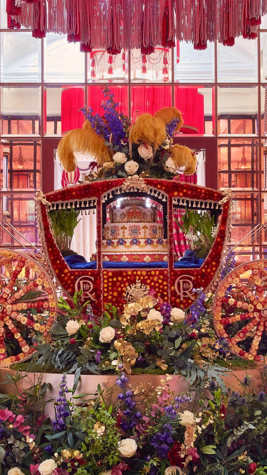 KUNIKAのインスタグラム：「This fairy tale like flower carriage installation until 29th of May at @sketchlondon ‘s three Michelin stared restaurant @lrl.sketchlondon 💛🩷❤️  I made the coronation cake which is center stage. 🎂 The beautiful flower royal carriage was created by amazing florist @rickypaulflowers 💐  sketchのThe Lecture Room and Libraryで飾られているコロネーションの装飾も、残りあと1週間ほどになりました。 記念すべき戴冠式、憧れだったレストラン、素敵な空間、素晴らしいフラワーアーティスト、制作の隣にほわほわな2ヶ月baby...生涯忘れることのない経験をさせていただきました❃  Many thanks 🌸」