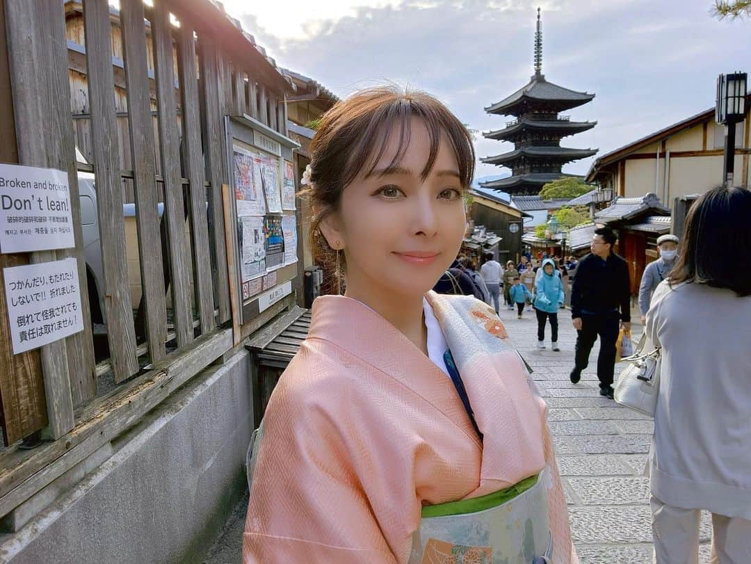 千田愛紗さんのインスタグラム写真 - (千田愛紗Instagram)「京都讓人迷人的城市 春夏秋冬都能看到每一個季節的不同魅力特色  其實這次整天穿著和服逛逛散散步 讓我意識到以後應該要安排多機會穿著和服的才對 傳達下去和服的魅力 其實在京都非常容易看到大家都穿著和服 稍微簡單外出或跟姐妹一起聚餐etc… 在京都穿著和服出門是一件普遍的事情  京都Vlog Pt.3 今晚八點要上線了 還有必去吃的京都的廚房錦市場 先去訂閱吧 Go🫶🏻」5月21日 18時17分 - aisa1108