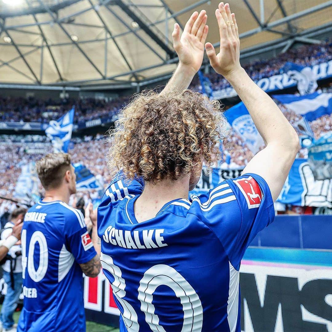 シャルケ04のインスタグラム：「DANKE für diesen erneut sensationellen Support 💙🤍 . . Nächsten Samstag noch einmal gemeinsam ALLES GEBEN! 🔵⚪️ . . #Schalke #S04 #Knappen #Königsblau #Fußball #Football #Futbol #Soccer #WirBleiben #🔵⚪️」
