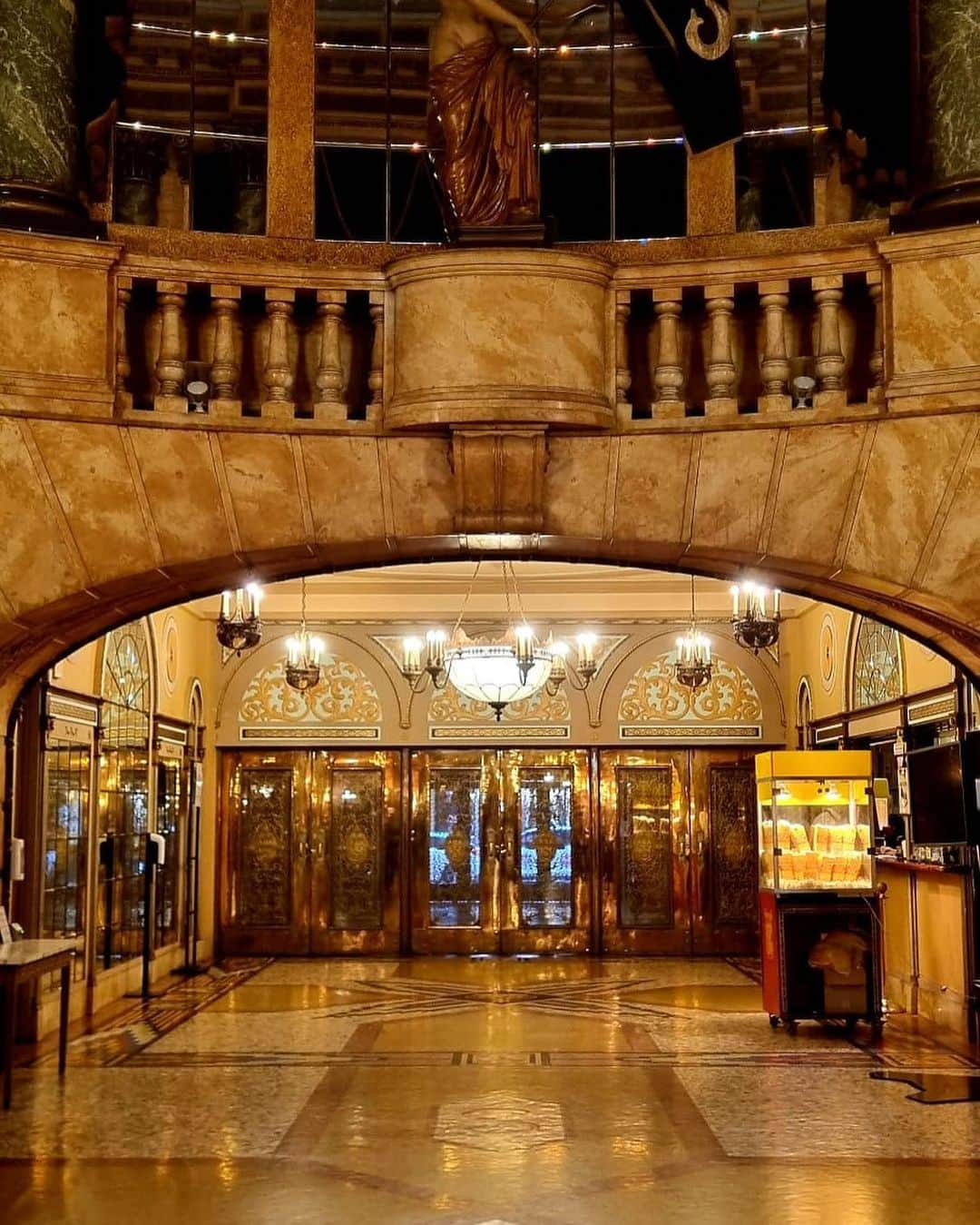 ナイジェラ・ローソンさんのインスタグラム写真 - (ナイジェラ・ローソンInstagram)「Just about to go on stage at the beautiful @StateTheatreAU. So excited!」5月21日 12時58分 - nigellalawson