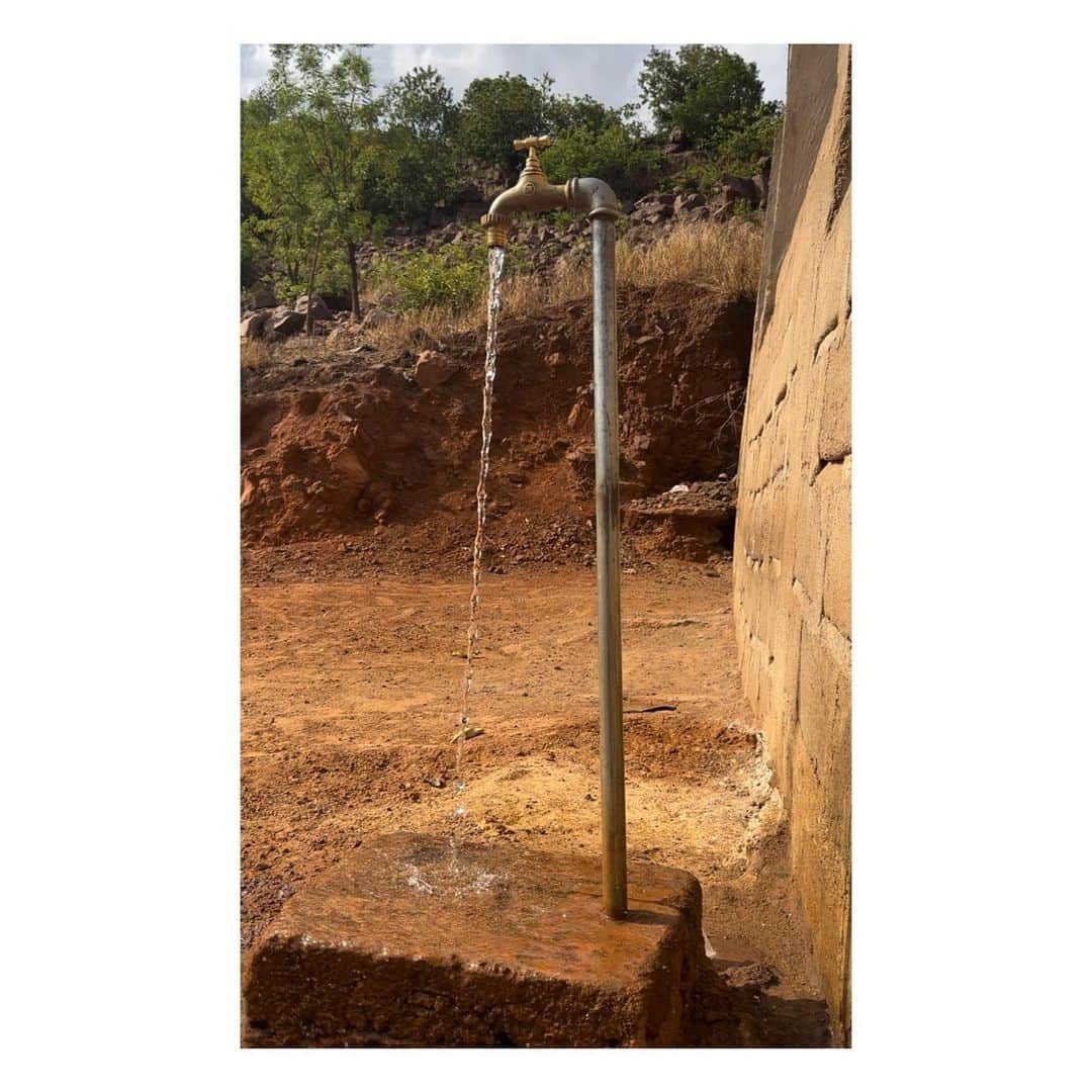 中鉢明子さんのインスタグラム写真 - (中鉢明子Instagram)「🇲🇱🚰This is our third water well providing free water for people who don’t access clean drinking water. #Mali #Africa #Water #Live #Life  水にアクセスできない人たちに無料で水を開放するために私たちが掘った３つ目の井戸が本日も元気に稼働中💪 ３つ目は首都Bamakoから車で1時間ほど離れた丘の上で、車から降りて歩いて行く辺鄙な場所です。 #🇲🇱🇯🇵夫婦の小さなプロジェクト #マリ人と日本人 #井戸 #水道 #水 #マリ共和国 #アフリカ」5月21日 12時52分 - akiko_harlem