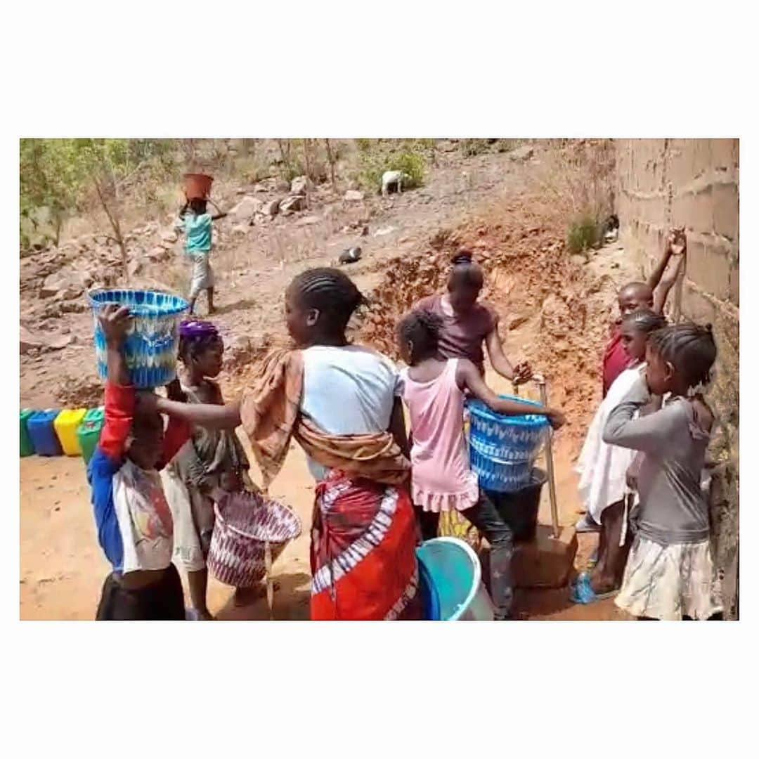 中鉢明子さんのインスタグラム写真 - (中鉢明子Instagram)「🇲🇱🚰This is our third water well providing free water for people who don’t access clean drinking water. #Mali #Africa #Water #Live #Life  水にアクセスできない人たちに無料で水を開放するために私たちが掘った３つ目の井戸が本日も元気に稼働中💪 ３つ目は首都Bamakoから車で1時間ほど離れた丘の上で、車から降りて歩いて行く辺鄙な場所です。 #🇲🇱🇯🇵夫婦の小さなプロジェクト #マリ人と日本人 #井戸 #水道 #水 #マリ共和国 #アフリカ」5月21日 12時52分 - akiko_harlem