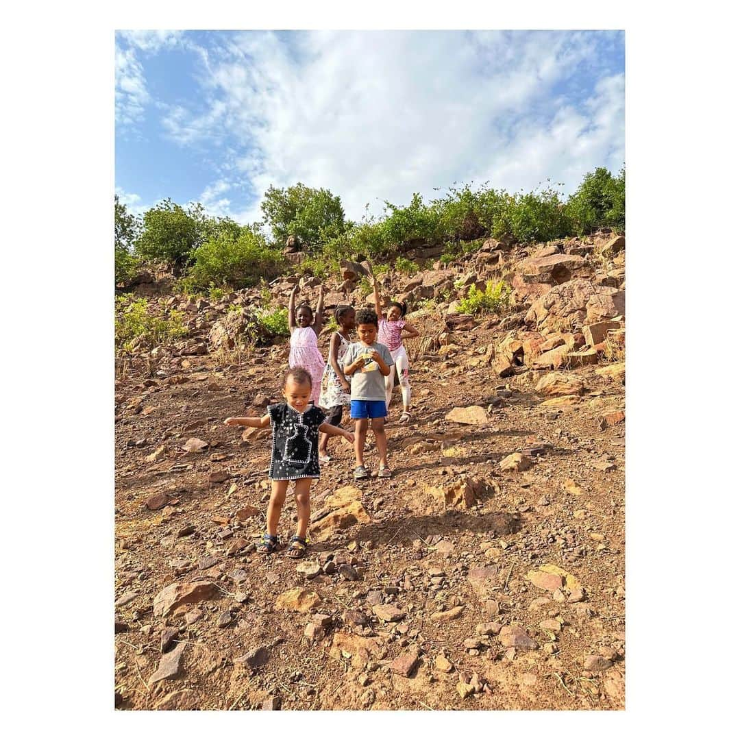 中鉢明子さんのインスタグラム写真 - (中鉢明子Instagram)「🇲🇱🚰This is our third water well providing free water for people who don’t access clean drinking water. #Mali #Africa #Water #Live #Life  水にアクセスできない人たちに無料で水を開放するために私たちが掘った３つ目の井戸が本日も元気に稼働中💪 ３つ目は首都Bamakoから車で1時間ほど離れた丘の上で、車から降りて歩いて行く辺鄙な場所です。 #🇲🇱🇯🇵夫婦の小さなプロジェクト #マリ人と日本人 #井戸 #水道 #水 #マリ共和国 #アフリカ」5月21日 12時52分 - akiko_harlem