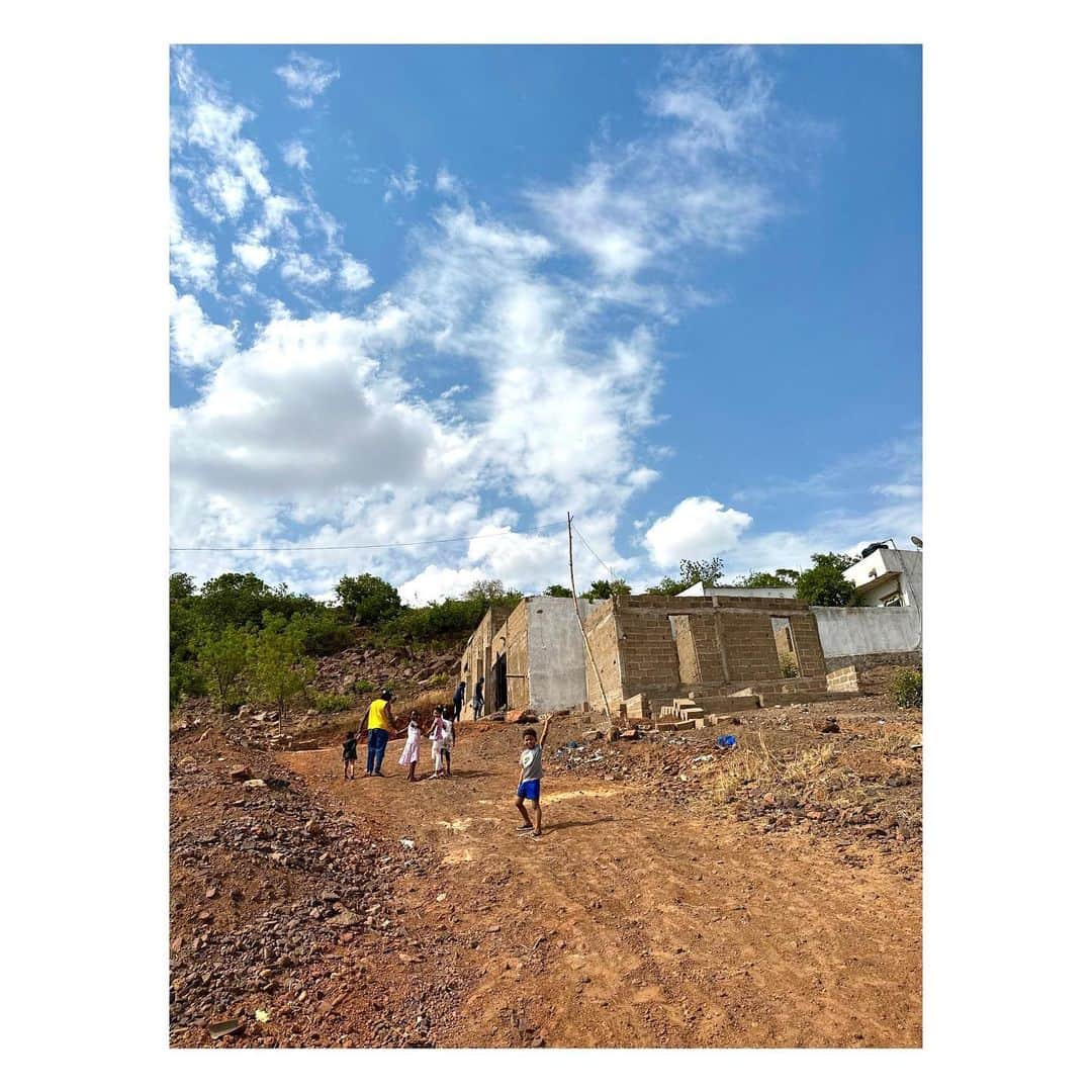 中鉢明子さんのインスタグラム写真 - (中鉢明子Instagram)「🇲🇱🚰This is our third water well providing free water for people who don’t access clean drinking water. #Mali #Africa #Water #Live #Life  水にアクセスできない人たちに無料で水を開放するために私たちが掘った３つ目の井戸が本日も元気に稼働中💪 ３つ目は首都Bamakoから車で1時間ほど離れた丘の上で、車から降りて歩いて行く辺鄙な場所です。 #🇲🇱🇯🇵夫婦の小さなプロジェクト #マリ人と日本人 #井戸 #水道 #水 #マリ共和国 #アフリカ」5月21日 12時52分 - akiko_harlem