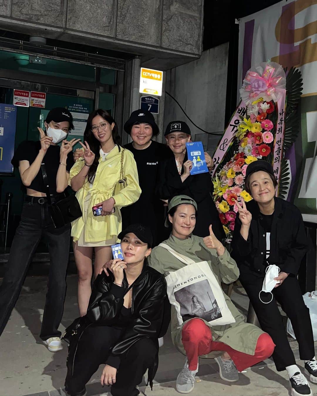 イム・スヒャンのインスタグラム：「위치스언니들과 데이트💛  낮에는 별이언니가 하는 #친정엄마 뮤지컬 보고왔어요 눈물콧물 다 빼다가 엄마에게 잘해야겠다는 마음이 새삼 더 들었네요 엄마모시고 한번 더 가야겠어요  저녁에는 나옥희님이 하시는 ㅎㅎ  극단58번국도 창단공연 #접수 를 보고왔어요 소극장 이인극인데 두 배우분의 연기력과 나옥희님의 연출력까지 더해져 시간이 이렇게 빨리 지나가나 싶을정도로 집중해서 재밌게 봤습니다 진짜 강추 👍 진짜 언니들 만나서 너무 행복했던 하루 위치스포레버 💛💛💛  농구하고싶다…」