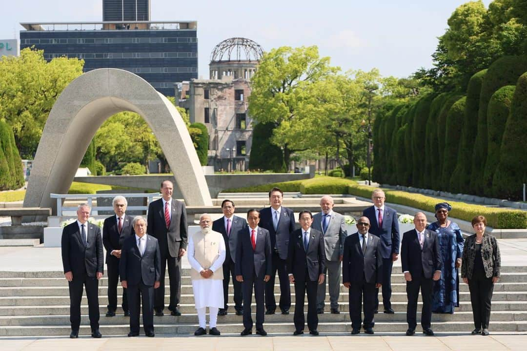 首相官邸さんのインスタグラム写真 - (首相官邸Instagram)「G7広島サミット招待国や国際機関のリーダーを平和記念公園にお招きしました。被爆者の方々との対話や資料館訪問を通じ、被爆の実相に触れていただきました。世界の多くの人々が願っている「 #核兵器のない世界 」に向けた機運を再び盛り上げます。」5月21日 12時53分 - kantei