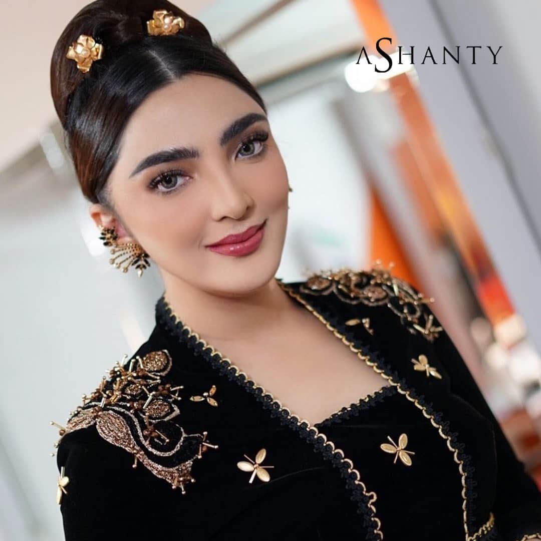 ASHANTY BEAUTY CREAM OFFICIALのインスタグラム：「The beauty of a woman must be seen from in her eyes, because that is the doorway to her heart, the place where love resides. – Audrey Hepburn  Happy Sunday everyone!」