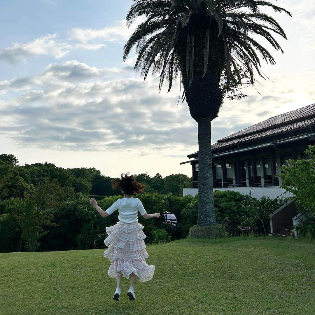 神田愛花さんのインスタグラム写真 - (神田愛花Instagram)「7年前にＧ７の舞台になった、志摩観光ホテルで📷 記念写真が撮られ所で同じように写真撮影ができました✨ ポーズは全然違うけれど😅 皆さんが使用したテーブルも展示されていたりして、旅行中に少し勉強もできた気がして、大満足です❗️❗️  #NYC #ニューヨーク #Barbie #バービー #pink #ピンク #志摩観光ホテル #伊勢志摩サミット #G7 #ちょっとだけジャーナリズム魂 #これが私の限界😂 #神田愛花」5月21日 13時00分 - aikakanda