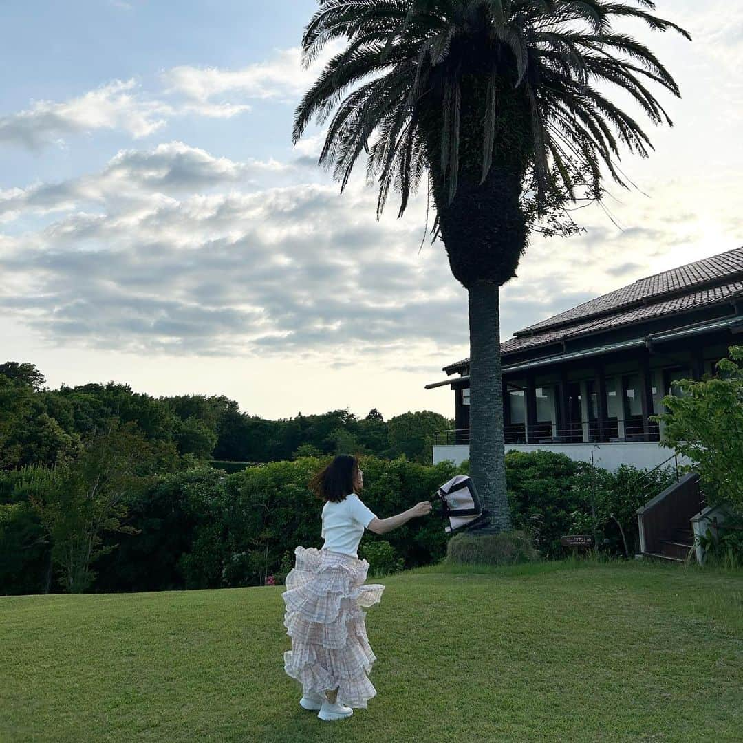 神田愛花さんのインスタグラム写真 - (神田愛花Instagram)「7年前にＧ７の舞台になった、志摩観光ホテルで📷 記念写真が撮られ所で同じように写真撮影ができました✨ ポーズは全然違うけれど😅 皆さんが使用したテーブルも展示されていたりして、旅行中に少し勉強もできた気がして、大満足です❗️❗️  #NYC #ニューヨーク #Barbie #バービー #pink #ピンク #志摩観光ホテル #伊勢志摩サミット #G7 #ちょっとだけジャーナリズム魂 #これが私の限界😂 #神田愛花」5月21日 13時00分 - aikakanda