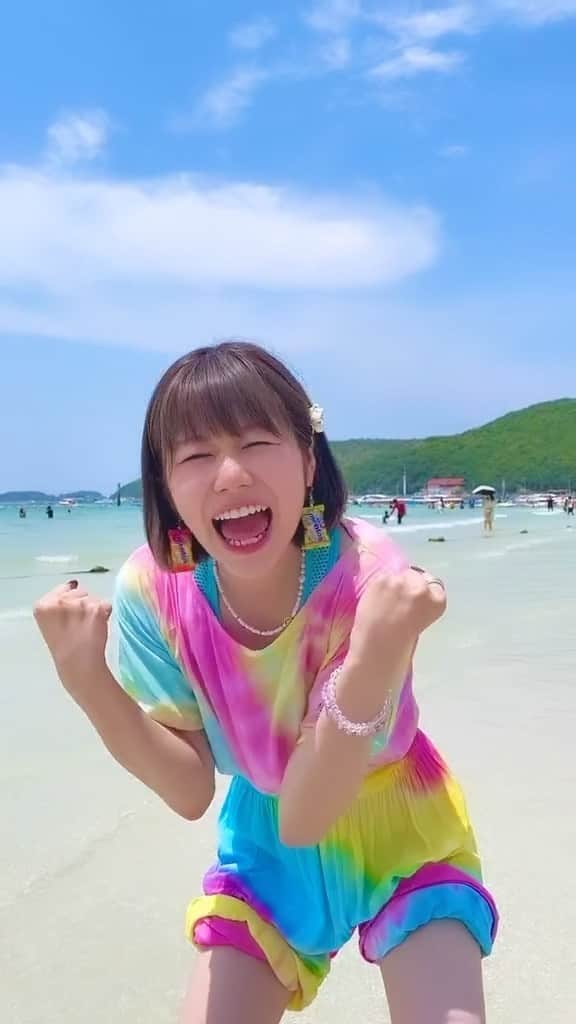 ゆーりのインスタグラム：「パタヤからフェリーで島に行って海で遊んだよー🐬🏝やばいほど日焼けした😂😂😂」