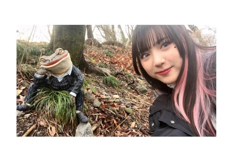 並木彩華のインスタグラム：「『仮面ライダーギーツ』36話 ありがとうございました！  最近ずっと一緒のケケラと！ そしてジーンの言う｢グランドエンド｣とは一体…。  あ、べロバさんナッジスパロウのIDコア拾ってましたね🐦お気に入りなのかな〜  次回もお楽しみに！   #仮面ライダーギーツ #べロバ #並木彩華」