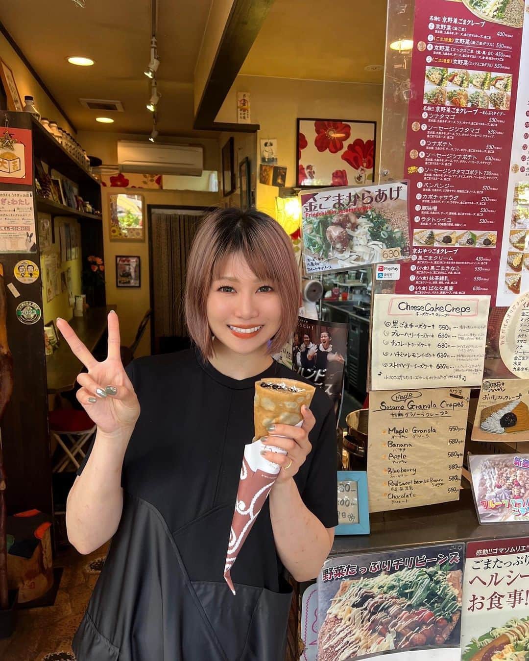 蜷川べにのインスタグラム：「さてさて、べにチャンネルでいつも本当にお世話になってるJEUGIA三条本店にお礼いってきました。 またまた今年もアルバムからのツアーで宜しくお願い致します|ω･`) 最近のプリクラホントえぐいね。  https://youtu.be/9xvswP423NM」