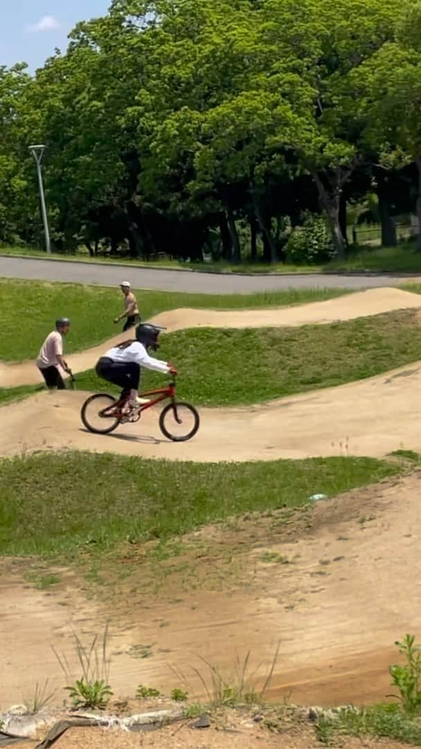 早川優衣のインスタグラム：「自転車から離れた時間もあったけど、周りの方のおかげでまた楽しく乗れて嬉しい🚲🌻  沢山の人がそれぞれの楽しみ方で BMXを楽しんでもらえるように頑張りたいなと思ってます☺︎ 今日はもう夏みたいな暑さですね！ 体調に気をつけて、良い1日を！ : #bmx #bmxracing #movesport」