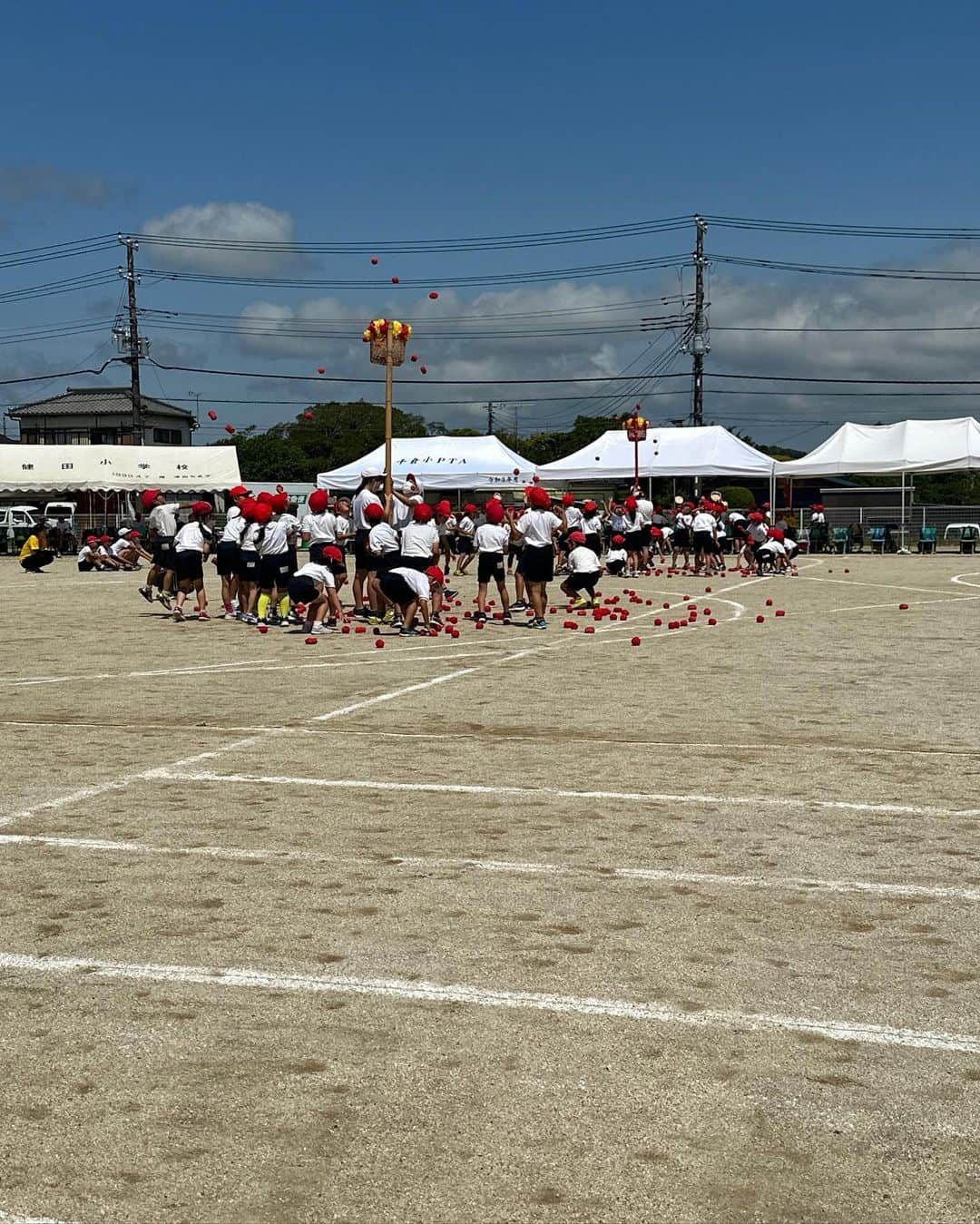 林克治さんのインスタグラム写真 - (林克治Instagram)「南房総市立千倉小学校の運動会に行って参りました！ 運動会を見に行くなんて初めてで、楽しみにしておりました！ 子ども達の無垢で真っ直ぐな姿に危うく泣いてしまうところでした。 優勝した組の応援団長の女の子の涙がとても印象的で、あれこれ考えずに正面から物事に食らいついていかなければなぁと心を動かされました。 児童の皆さん、保護者の皆さん、先生方！お疲れ様でした！ 本当に良いものを見せていただき感謝致します！ みんなで頑張りましょう！  #運動会 #小学校 #南房総市 #千倉小学校 #来賓 #感動した #校歌斉唱は無かった」5月21日 13時17分 - hayashikarika