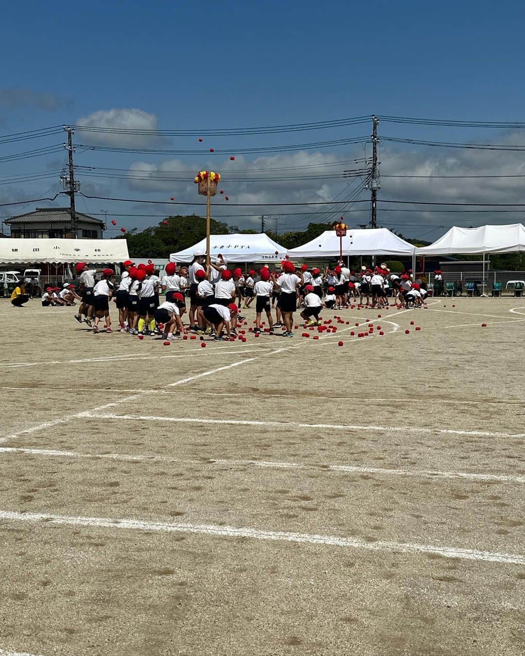 のインスタグラム：「南房総市立千倉小学校の運動会に行って参りました！ 運動会を見に行くなんて初めてで、楽しみにしておりました！ 子ども達の無垢で真っ直ぐな姿に危うく泣いてしまうところでした。 優勝した組の応援団長の女の子の涙がとても印象的で、あれこれ考えずに正面から物事に食らいついていかなければなぁと心を動かされました。 児童の皆さん、保護者の皆さん、先生方！お疲れ様でした！ 本当に良いものを見せていただき感謝致します！ みんなで頑張りましょう！  #運動会 #小学校 #南房総市 #千倉小学校 #来賓 #感動した #校歌斉唱は無かった」